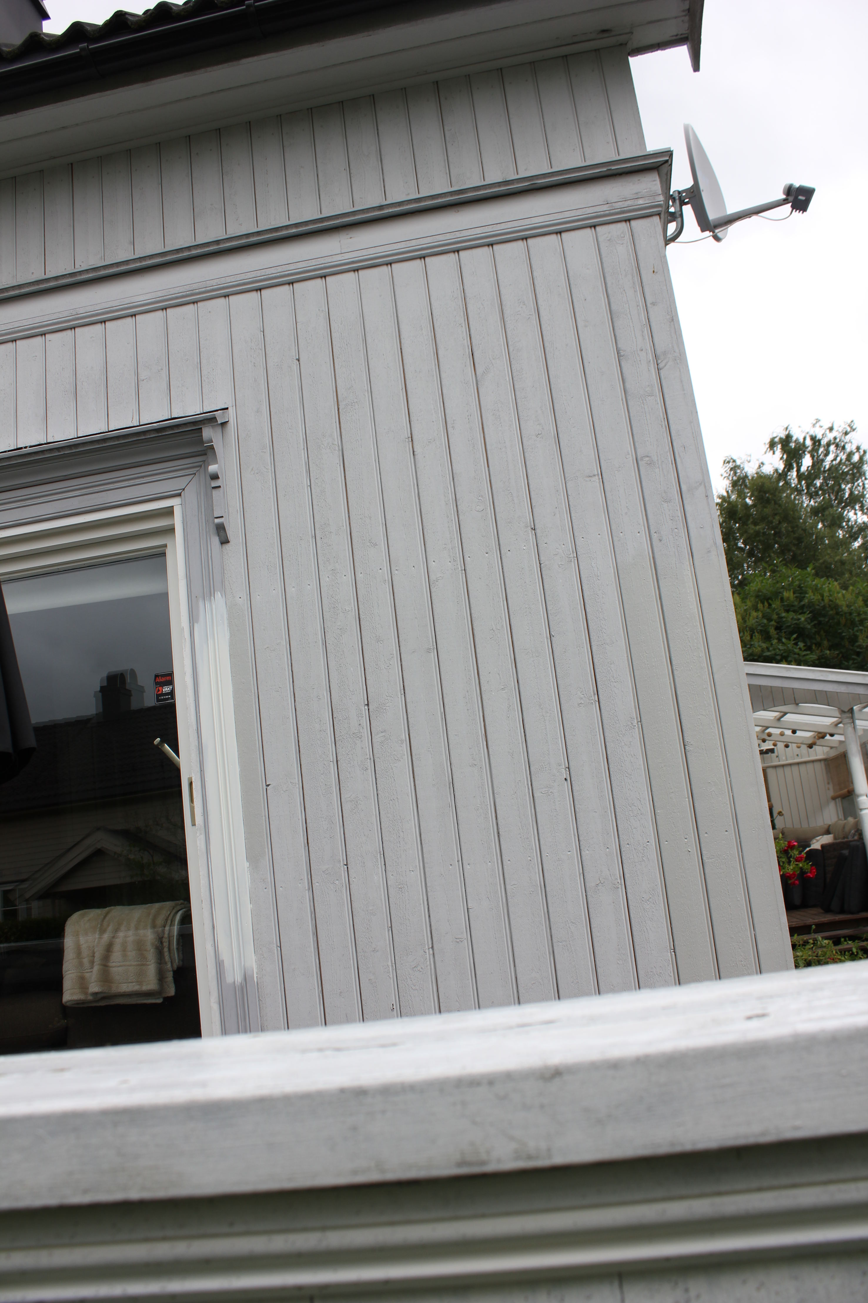 Listverket og vindusomrammingene kan males hvitt, mener Large.