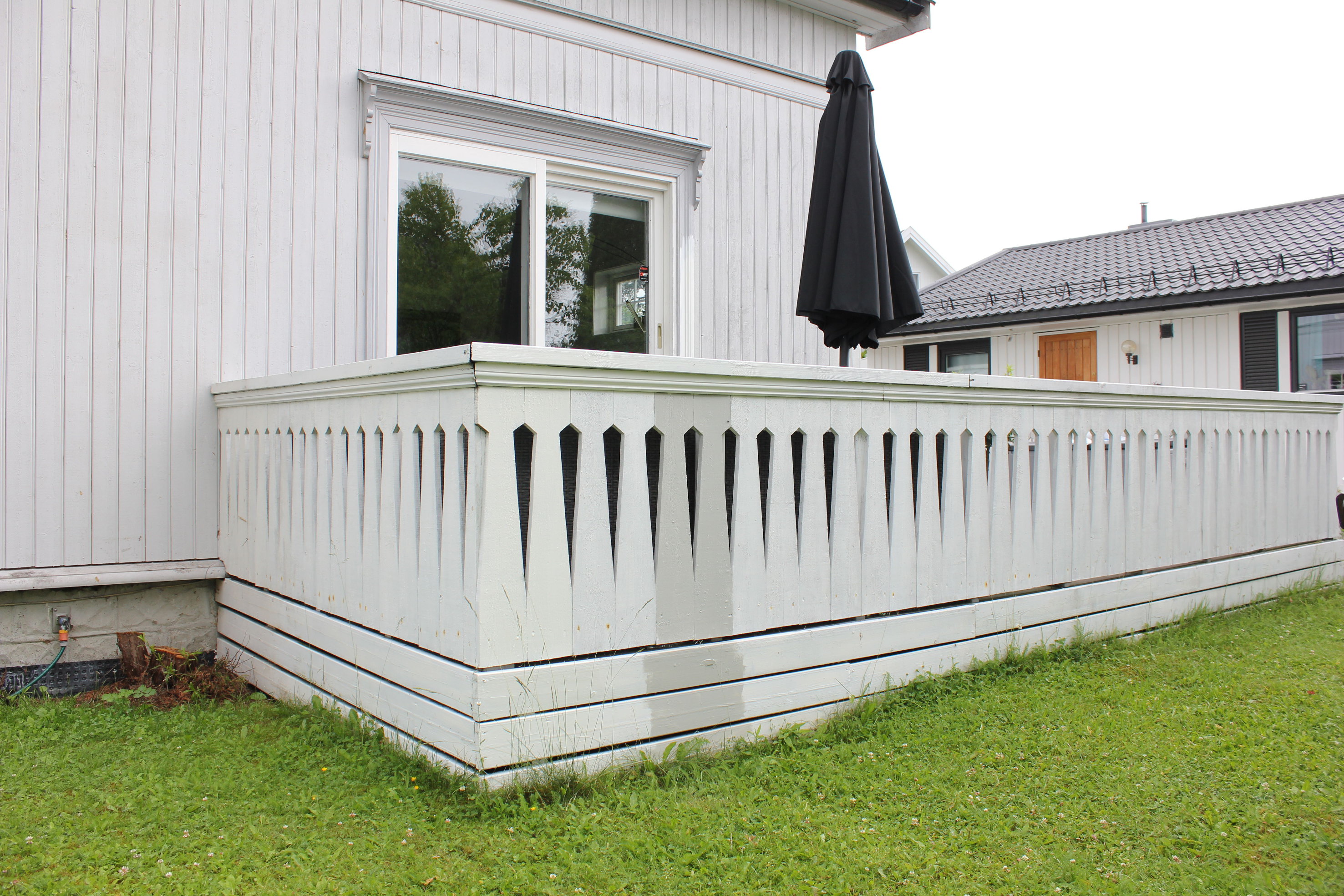 Rekkverket rundt terrassen males i samme farge som huset, det gir et rolig uttrykk. Hvis det &oslash;nskes litt hvitt, kan eventuelt h&aring;ndl&oslash;peren males hvit.