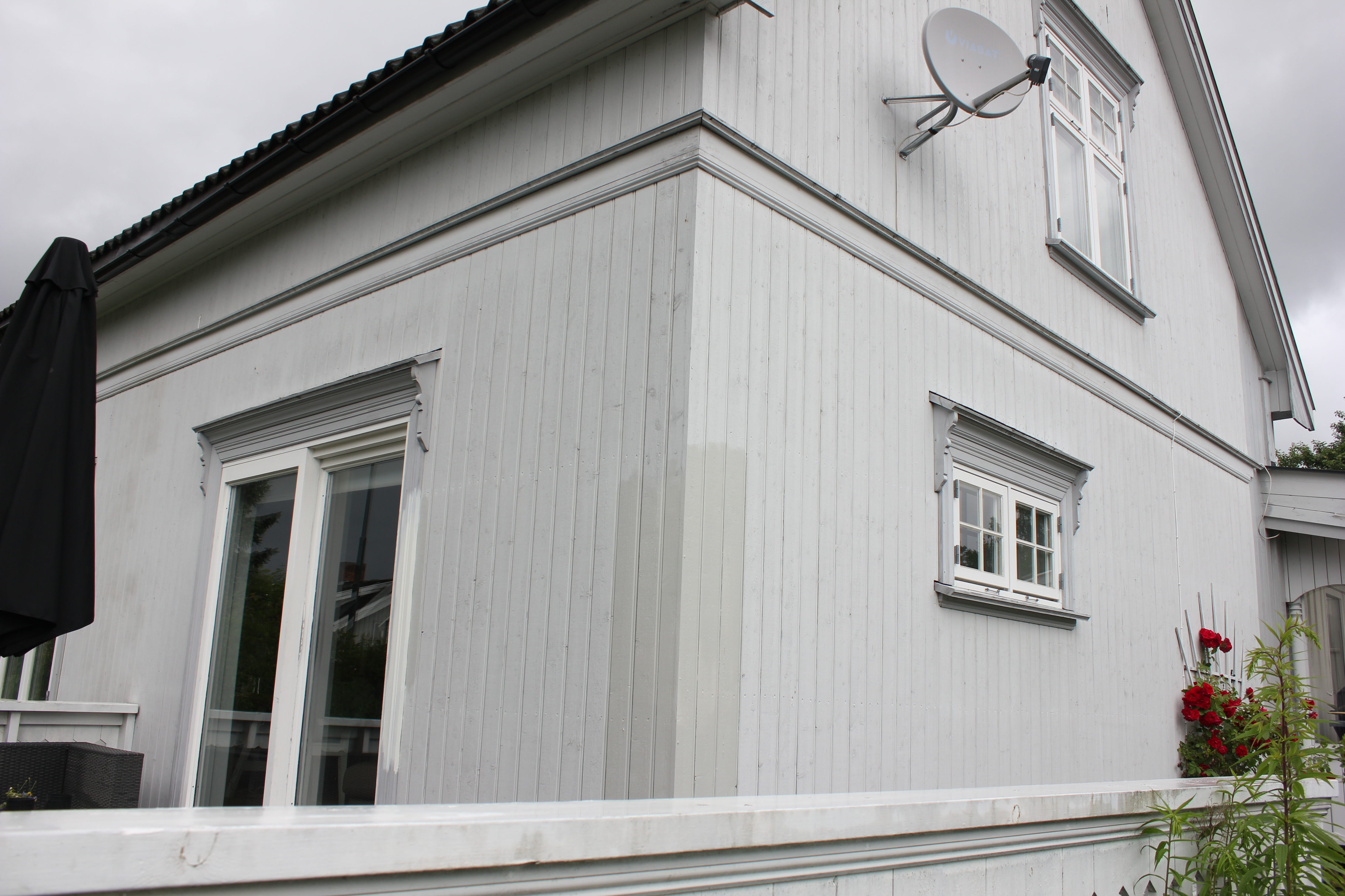 Mal vinduer og listverket rundt hvitt. Vindskier, undersiden av takutspring og listene i etasjeskillet p&aring; veggen males som husfargen.