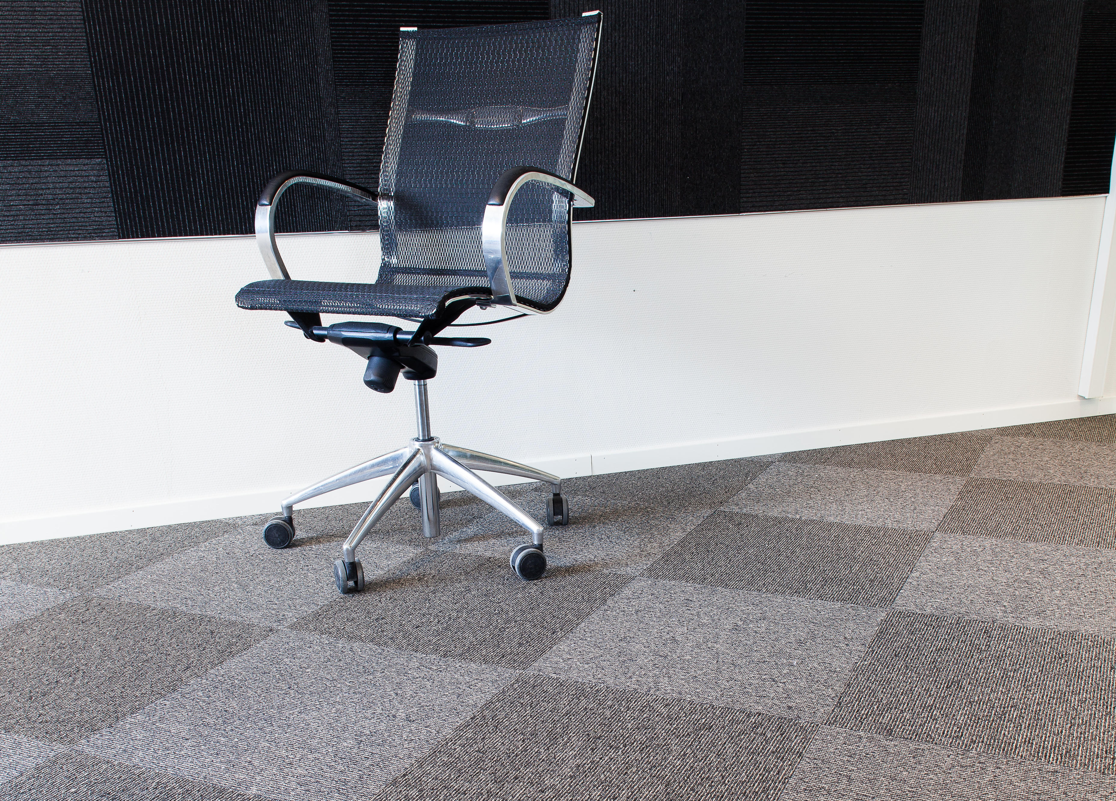 I møterommene er det valgt teppefliser som lett håndterer møbler som er utstyrt med hjul. Fliser er også å foretrekke om en kaffekopp skulle havne på gulvet. Bytt flisen, vask den og ha den i beredskap til neste kopp går i gulvet.