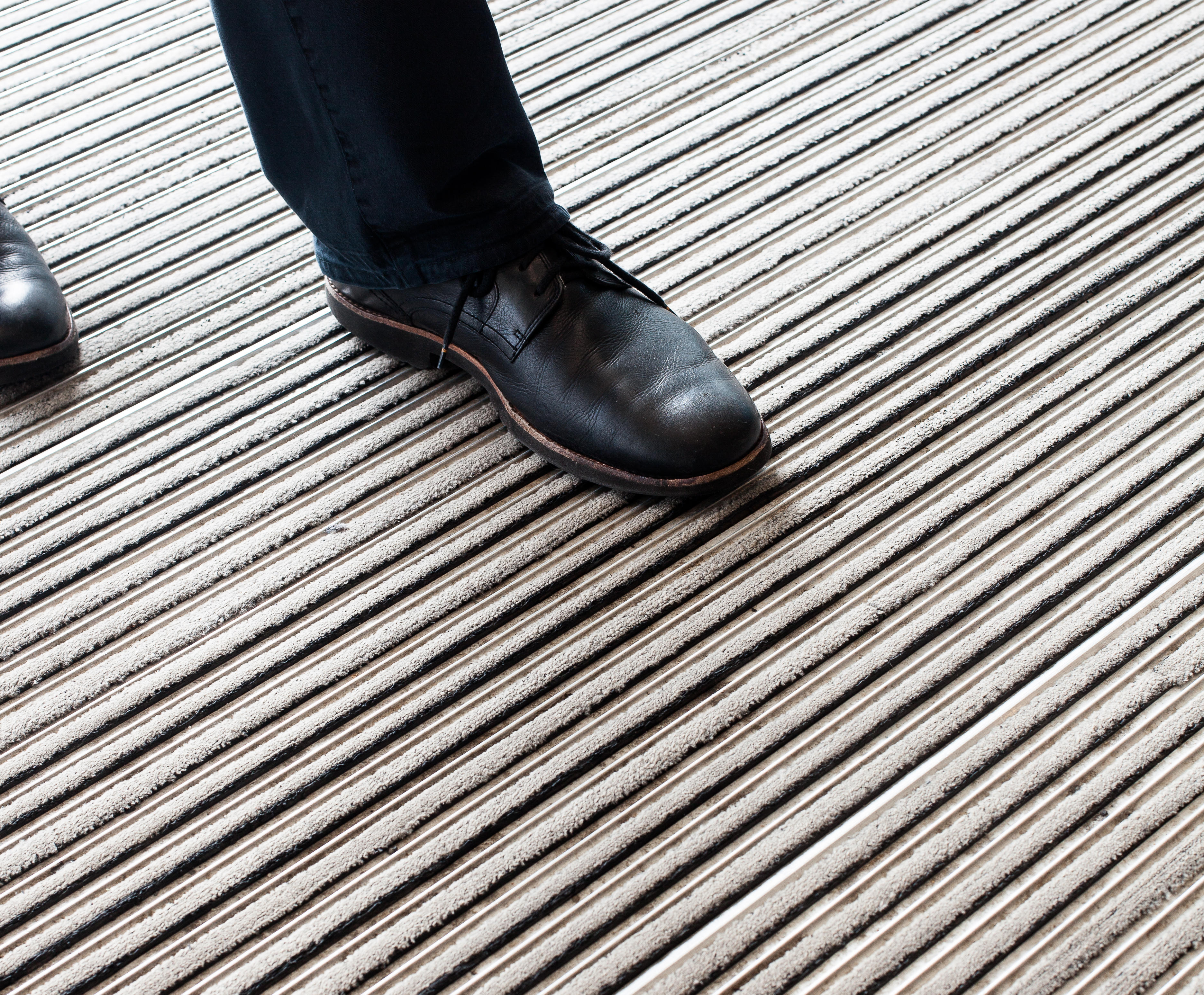 Alle gulvbelegg vare lenger om en unngår å dra med seg for mye skitt og sølevann utenfra; derfor er det smart å utstyre inngangspartiet med både avskrapningsmatte og oppsugningsmatte.