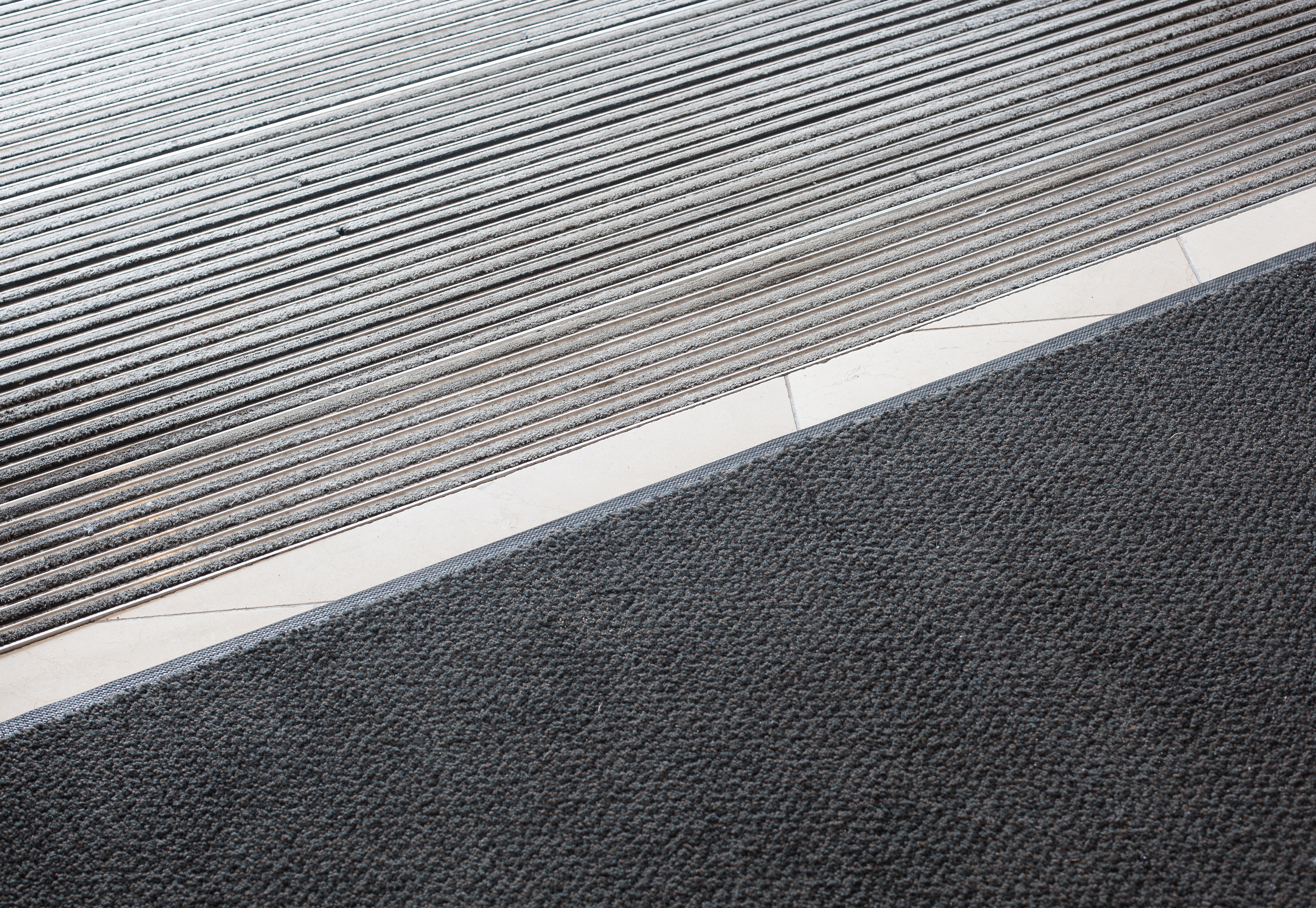 Alle gulvbelegg vare lenger om en unngår å dra med seg for mye skitt og sølevann utenfra; derfor er det smart å utstyre inngangspartiet med både avskrapningsmatte og oppsugningsmatte.