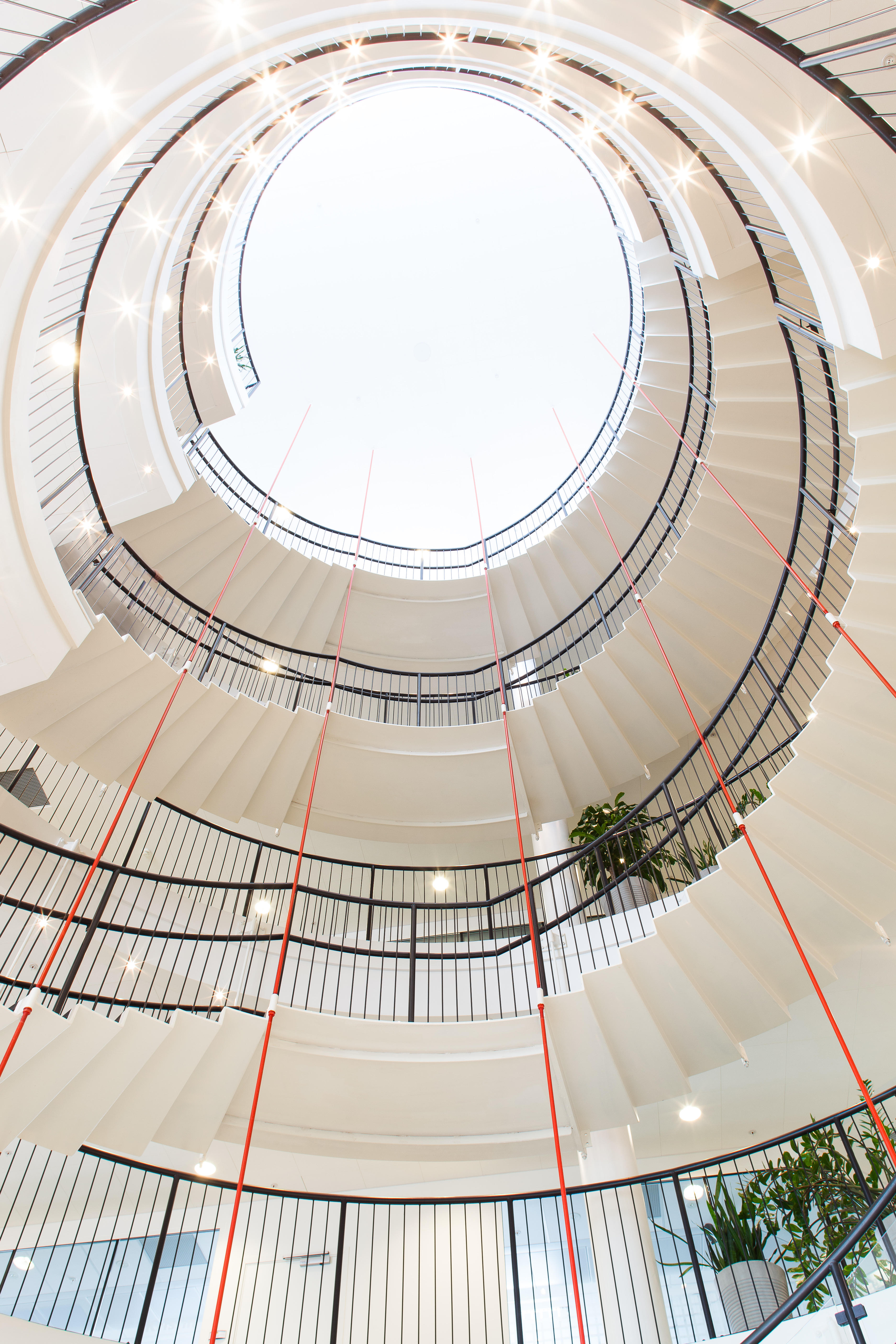 Sett nedenfra får man assosiasjoner til katedralsk arkitektur med en storslagen romfølelse. Medarbeiderne oppfordres til fysisk fostring gjennom trappebruk framfor heis.