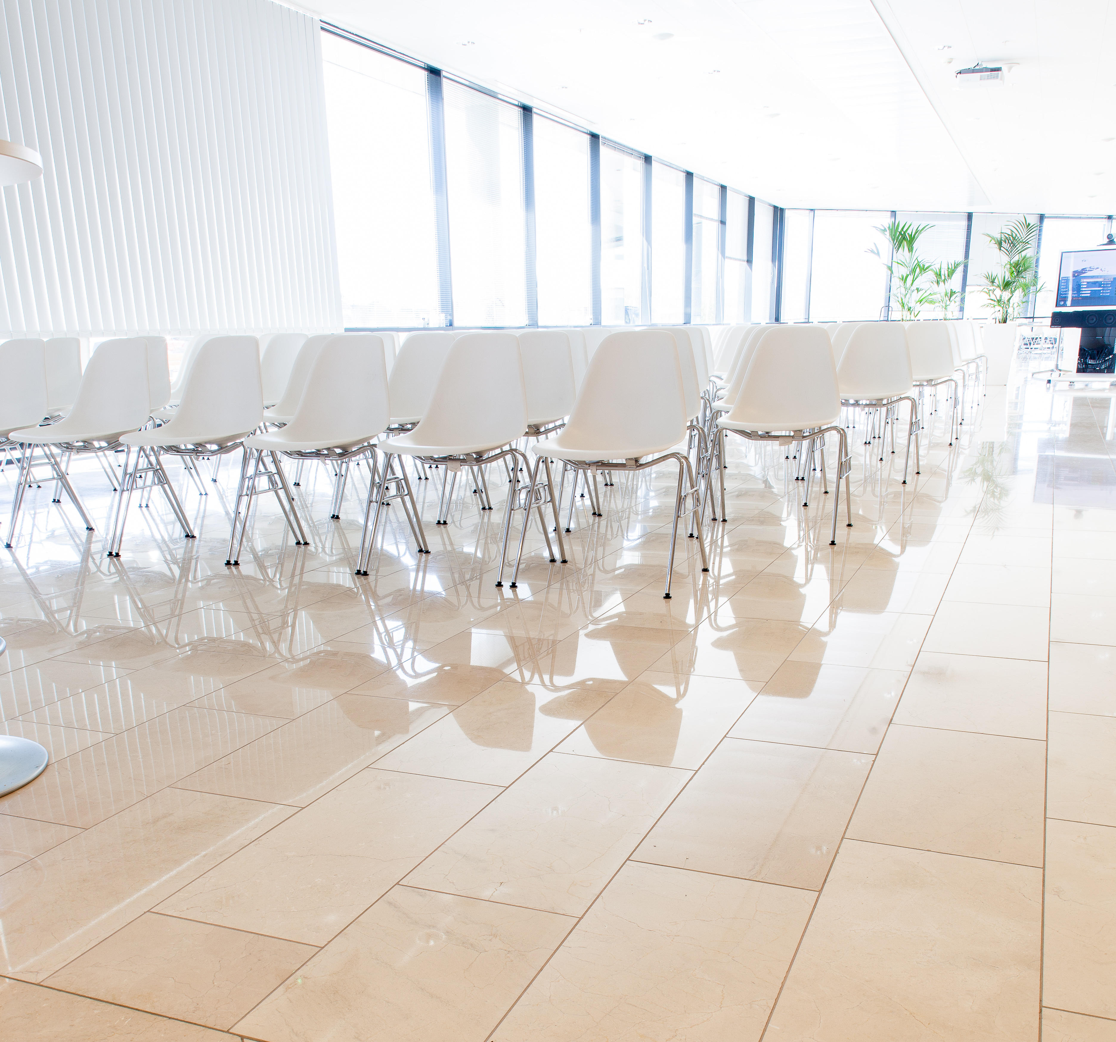 Den største fellessalen i lys, lekker marmor og lekkert interiør, benyttes flittig til interne informasjonsmøter.