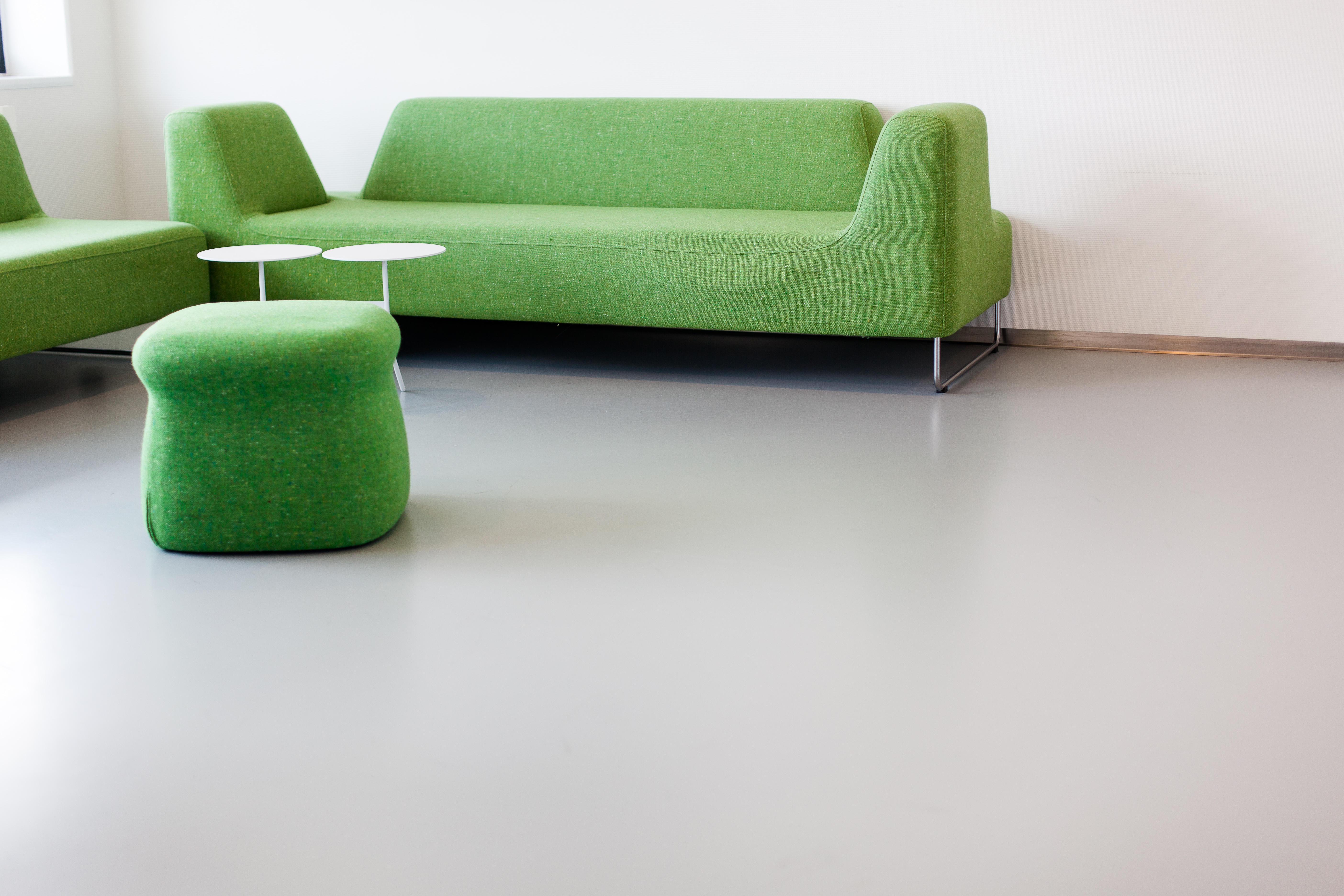 Tradisjonsrike gråtoner i gulvet gjør at fargerike interiørdetaljer kommer til sin rett.