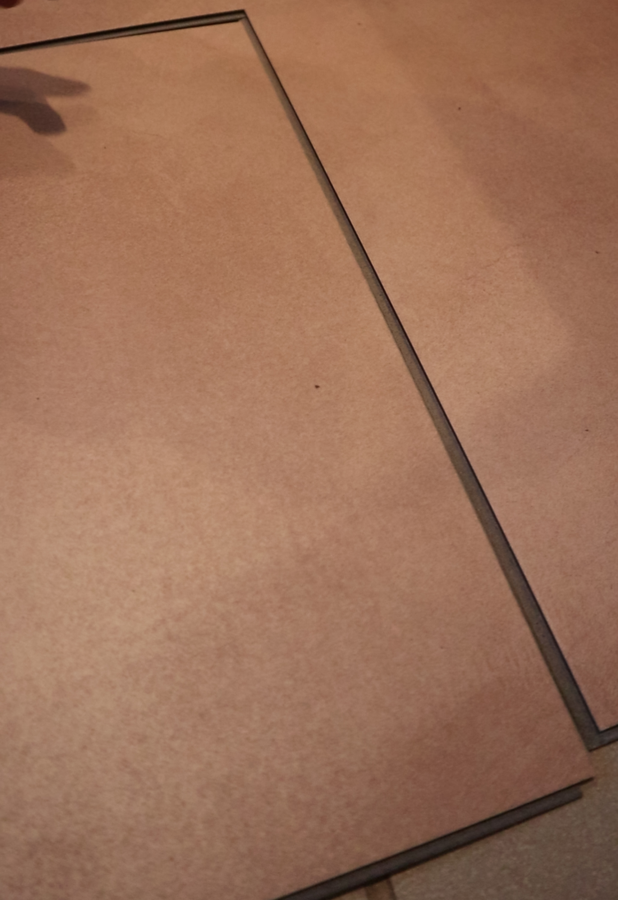 Kortskjøten og langskjøten på vinylflisen skyves sammen.