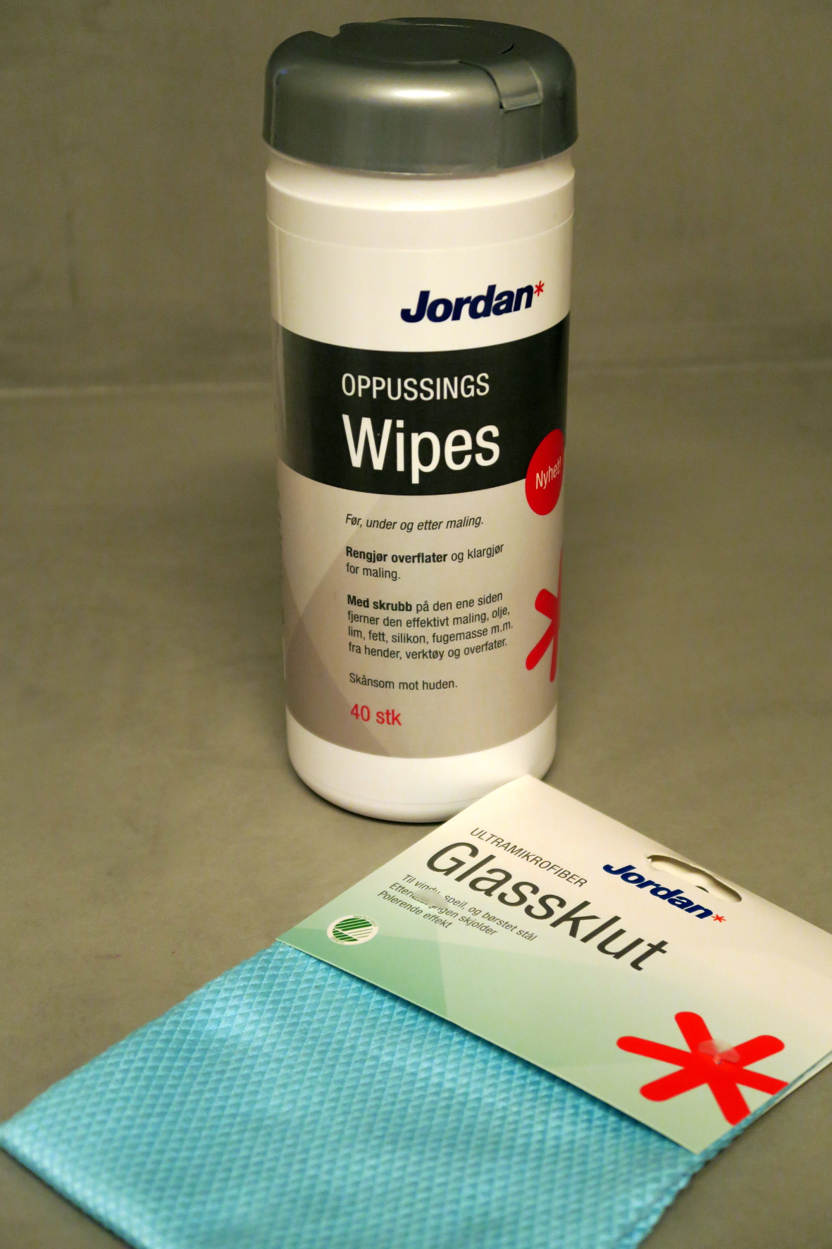 ENKEL VASK: Jordans wipes og en glassklut gir rustfrie overflater den glansen det fortjener. (Foto: Robert Walmann/ifi.no)