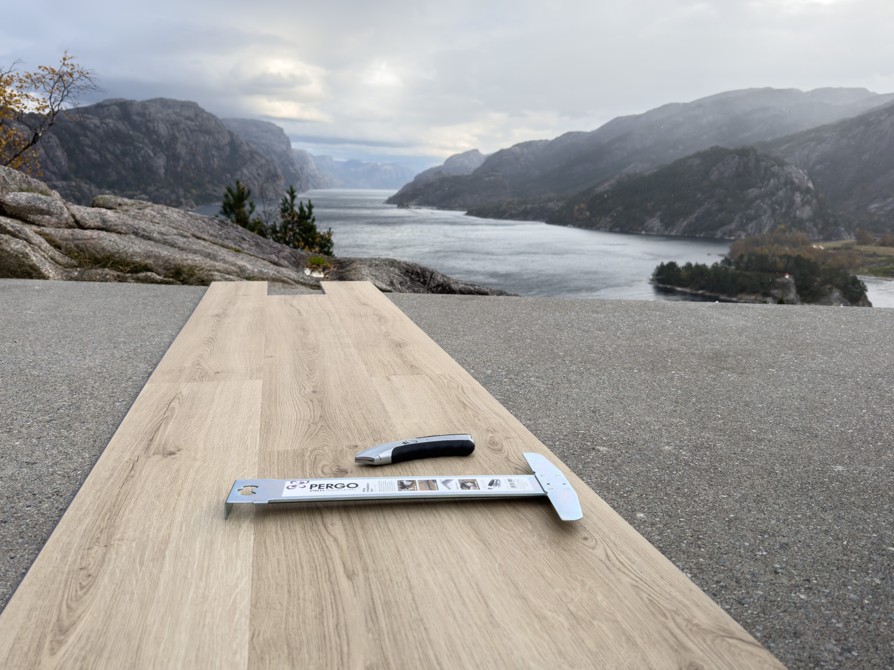 Vinylgulvet Lysefjord fra Pergo, vinkel og en vinylkniv.