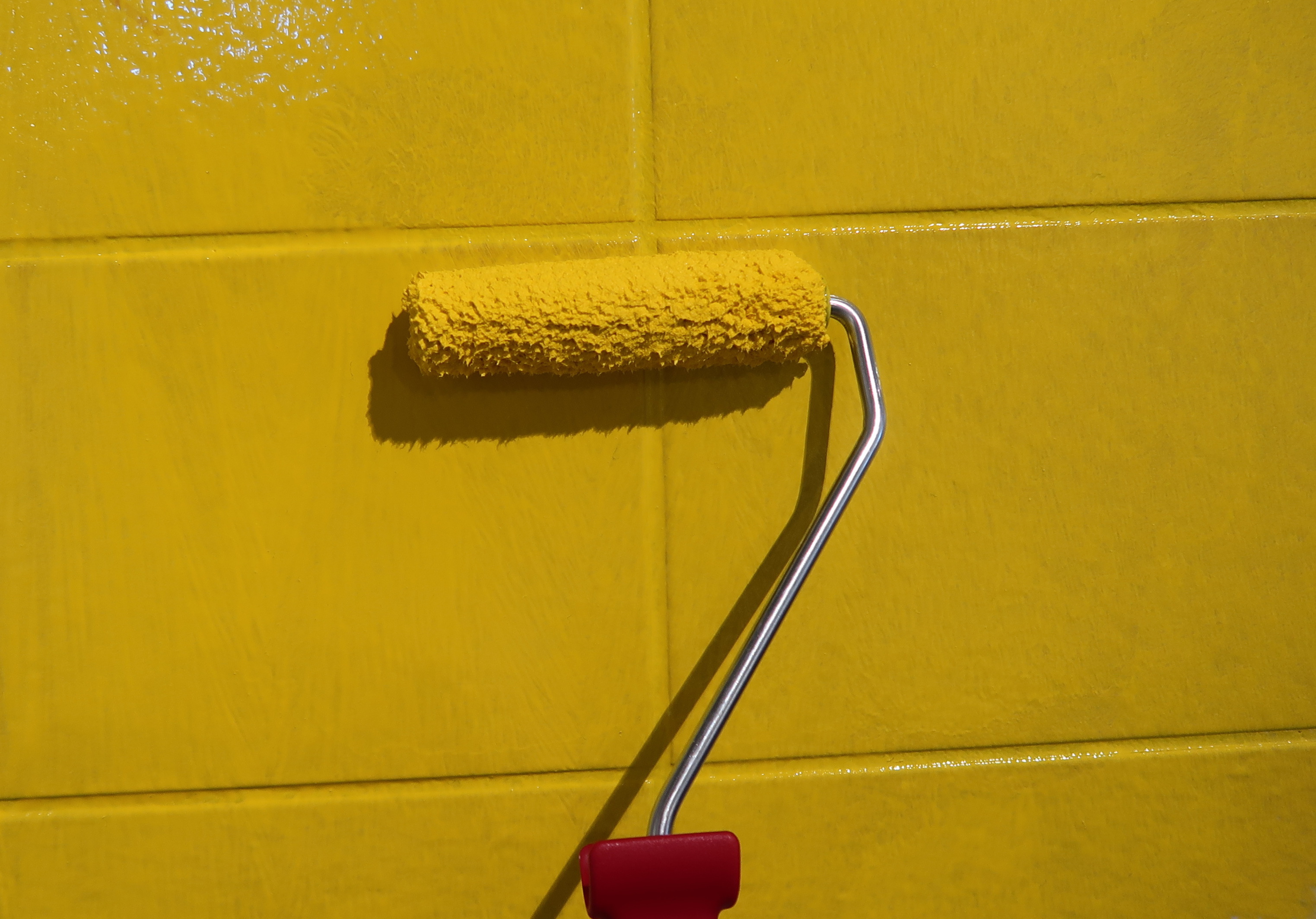 Male fliser på badet? Få et nytt uttrykk med farge!