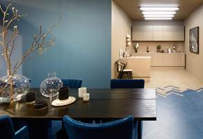 KJØKKEN: Den lyse kjøkkenkroken fungerte som pause mellom de fargede rommene. Legg merke til overgangen mellom blått og lyst gulv! (Foto: Mathias Nero/Stockholmsmässan)