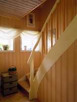 Trappeoppgangen har fått en rødgul veggfarge og gelenderet er kremhvitt med okergule sprinkler. Taket er lysnet med kalkhvit panellakk.