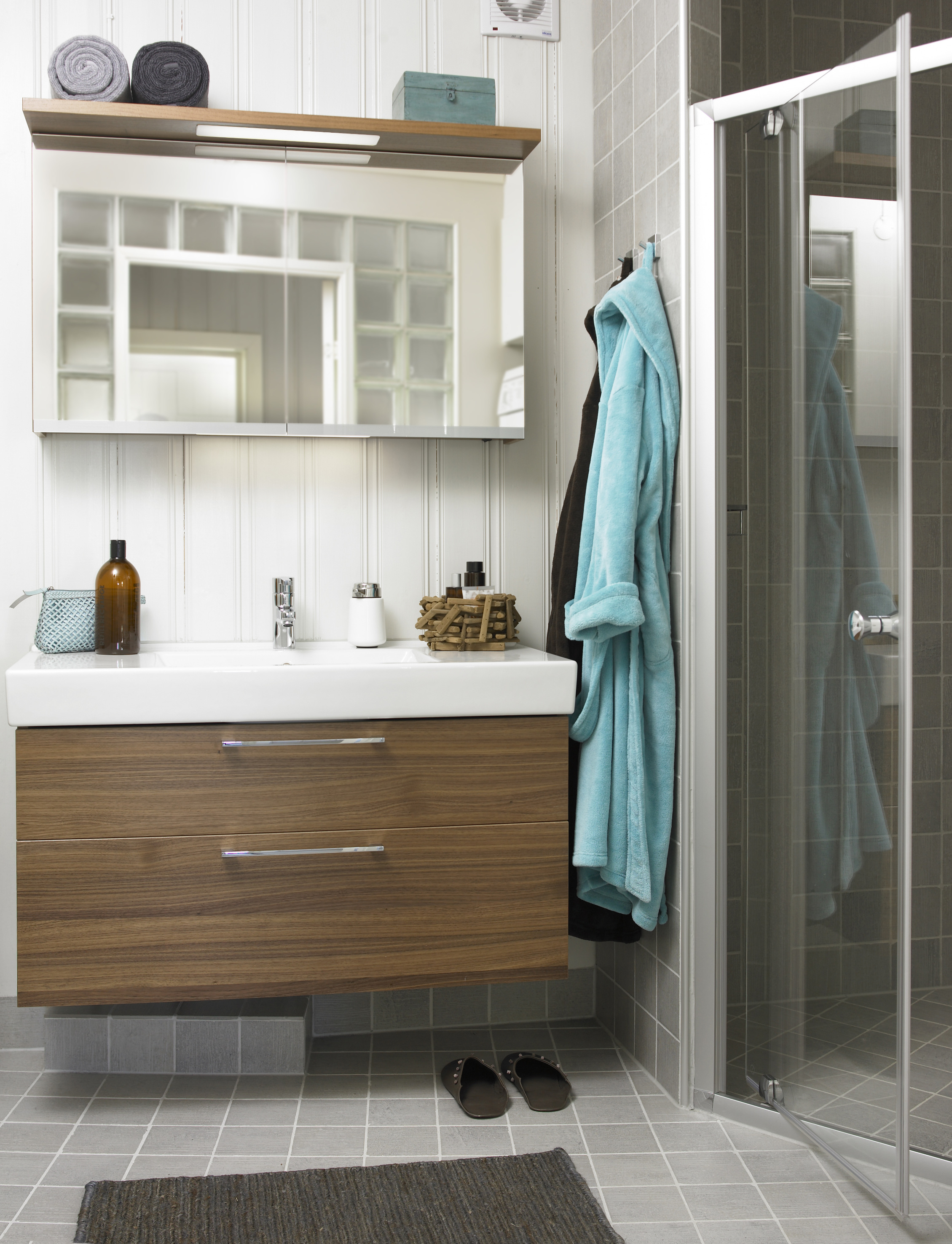 Fargebruken binder materialene sammen og sørger for at det lille rommet ikke oppleves rotete. 