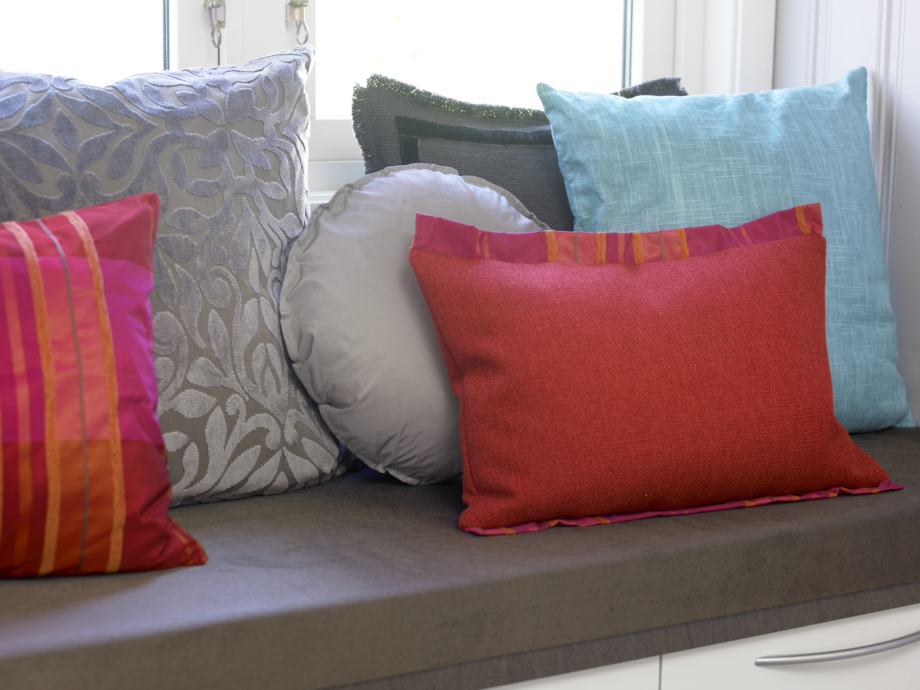 Fargemiks i ymse materialer; ull, silke, velur – litt blankt og litt matt, litt røft og litt glatt. 