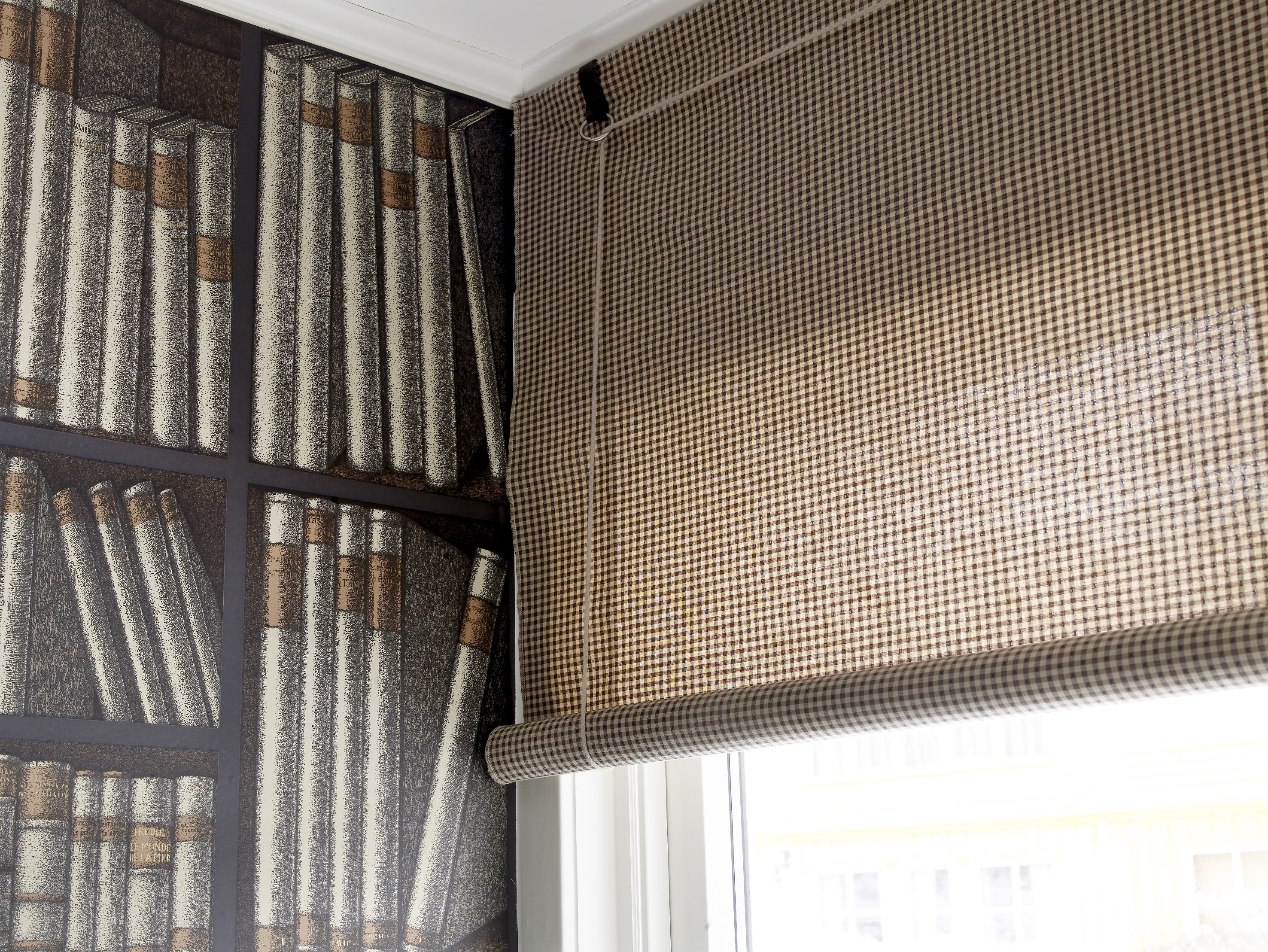 Liftgardinen er festet i taket, noe som gir en effekt av at vinduet er høyere enn det faktisk er. 