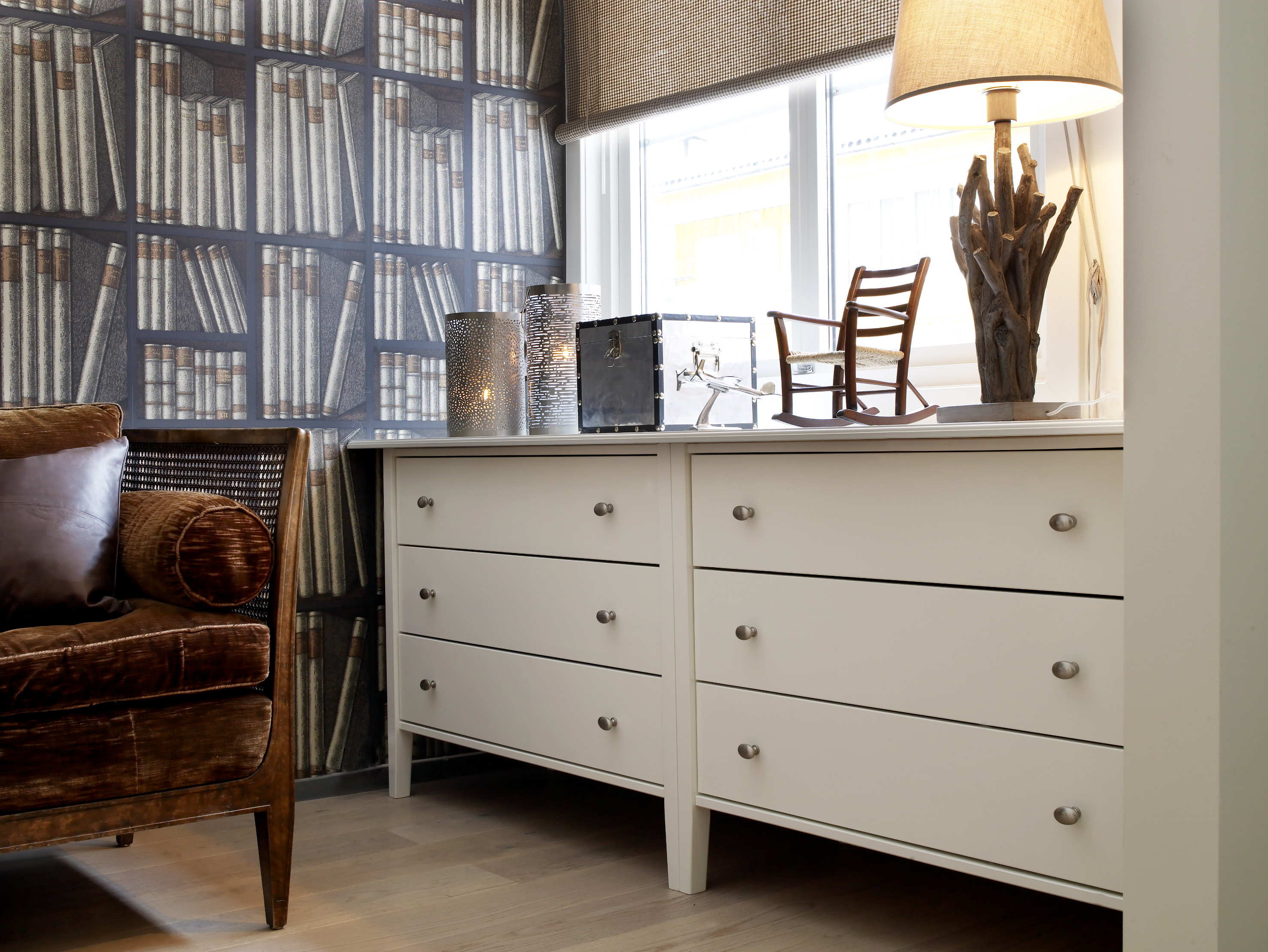 Her er det god atmosfære, med lekkert tapet og en sofa med sjel. Skreddersydde kommoder skjuler mange votter og skjerf. 