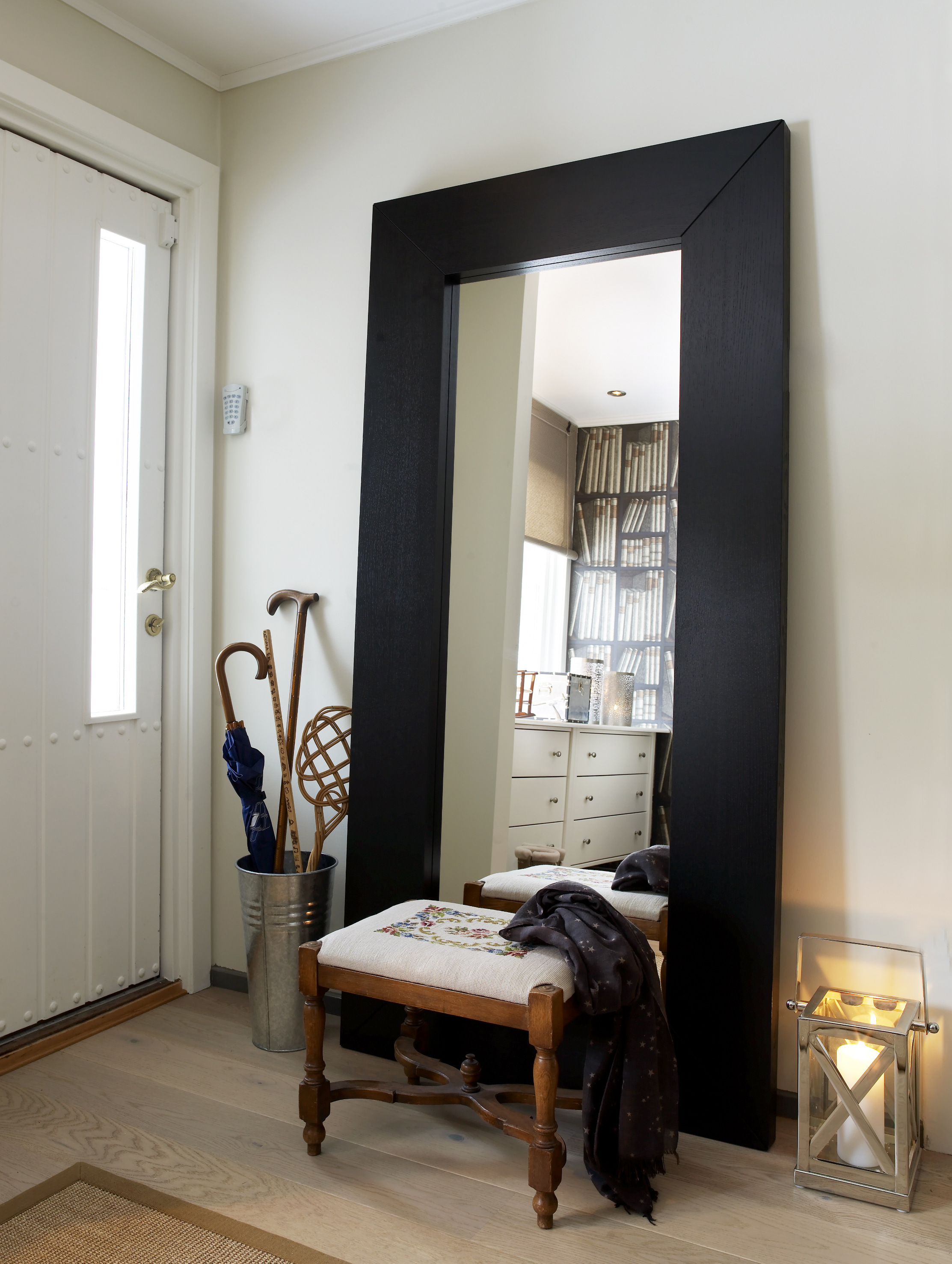 Et stort speil tilfører noe tøft til stilen og har en forstørrende effekt i rommet. 