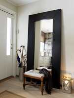 Et stort speil tilfører noe tøft til stilen og har en forstørrende effekt i rommet. 