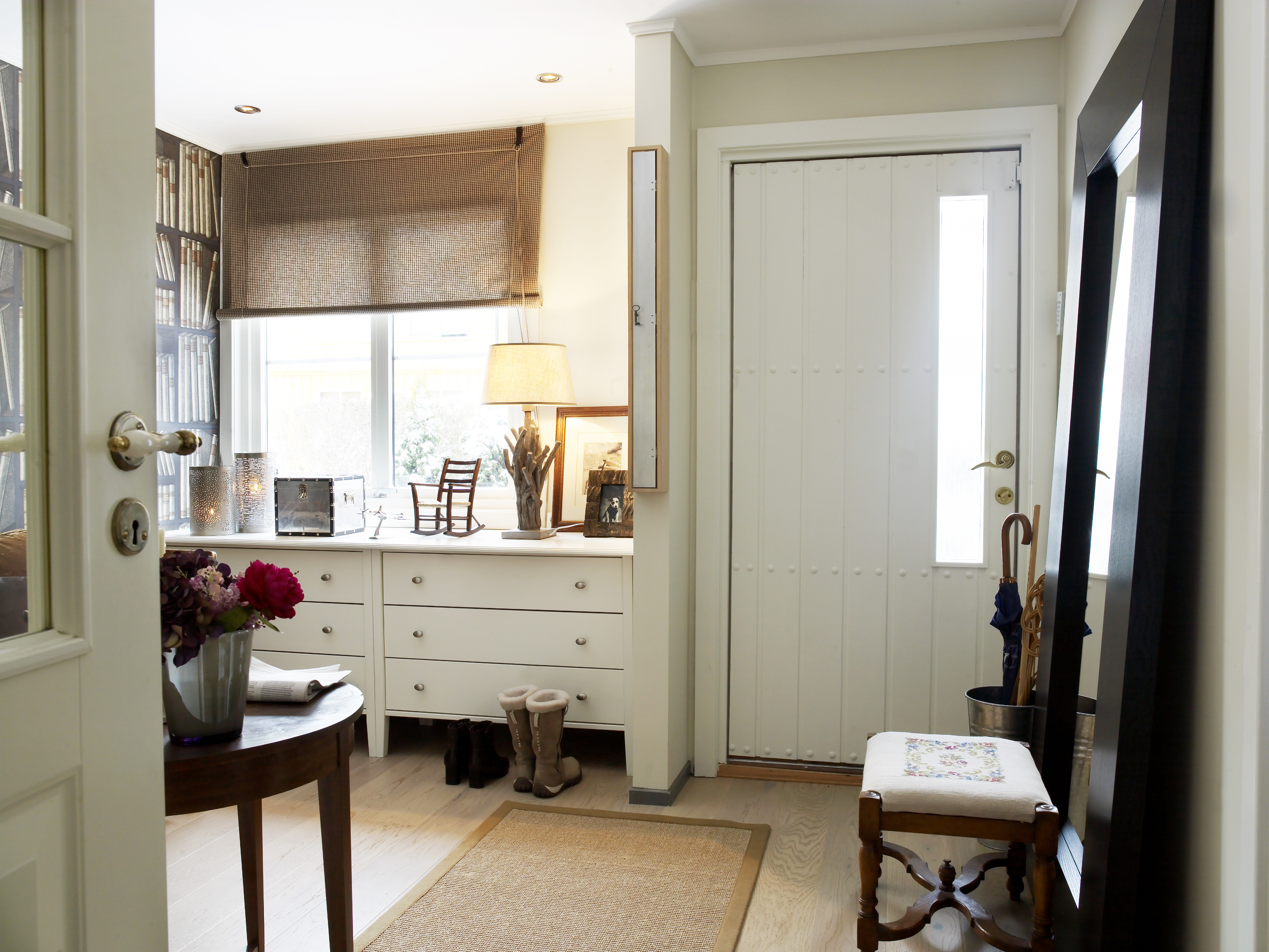 Flere, gode grep har gitt bra med oppbevaringsplass og et rom det er hyggelig å oppholde seg i. 