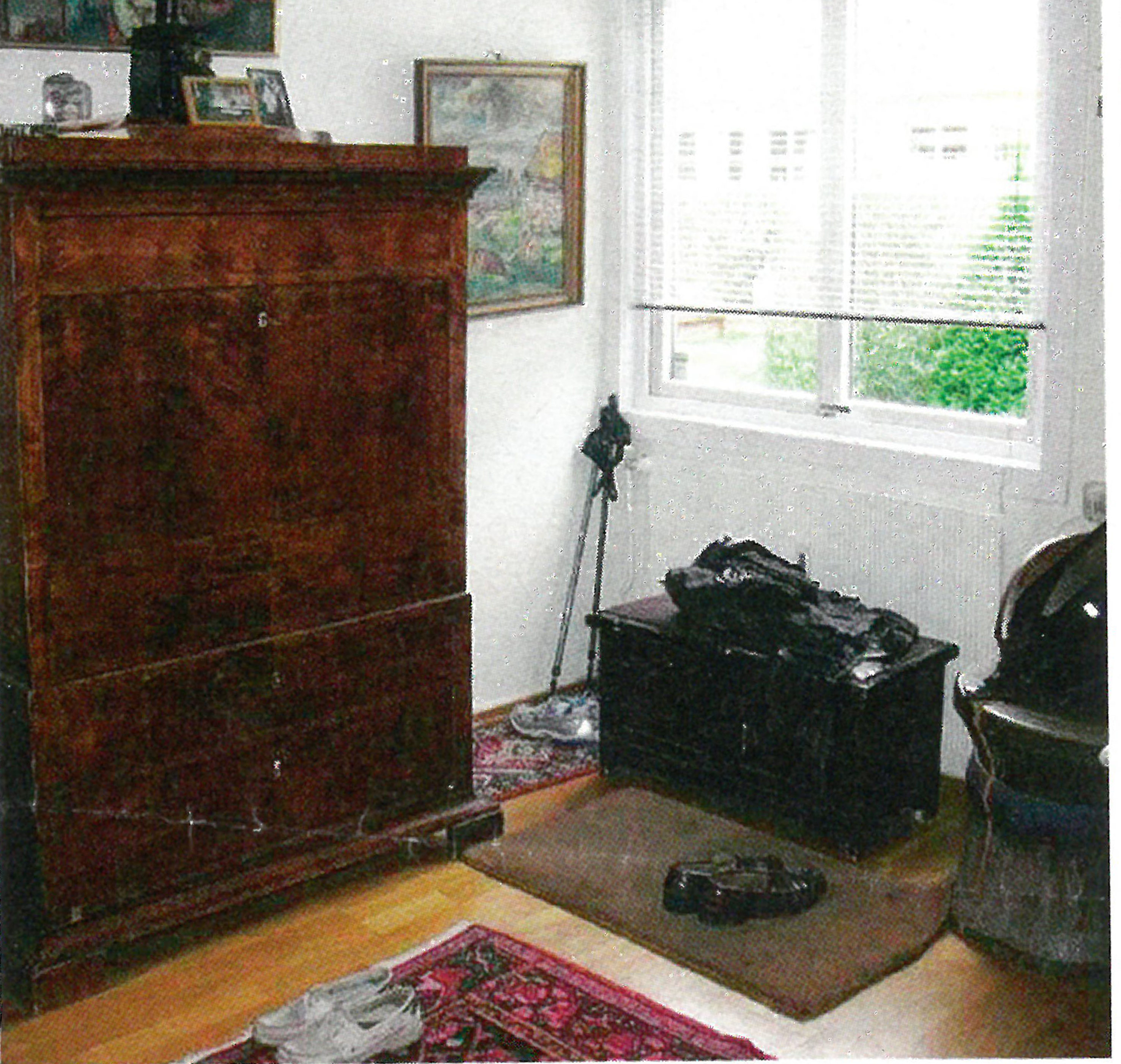 Gangen var mørk og trang. 