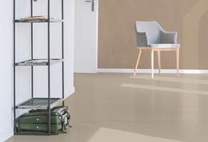 MALT GULV: Et malt gulv er en enkel måte å tilføre farge og personlighet. Med Carazzo gulvmaling fra Pure & Original kan du få en matt og lekker farge på gulvet som er slitesterk nok til å tåle entreens røffe tak. Her i fargen Topaze.