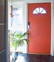 VARM DØR: Om du ikke vil pusse opp hele gangen, kan farge på døren gjøre stor forskjell i en liten entré. Døren her er malt med Elegant Aqua Lakkmaling i fargen S 2060-Y70R fra Beckers. (Foto: Chera Westman/ifi.no)