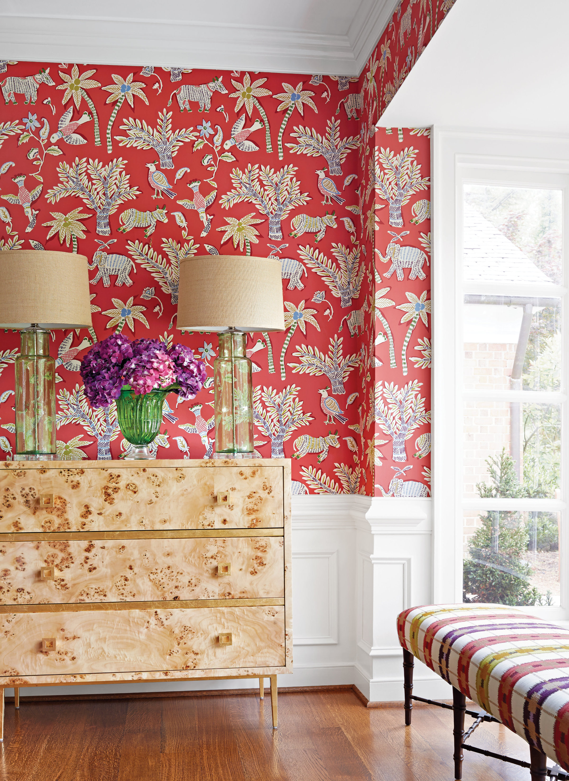 Mønstret tapet i gangen