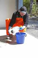 Saltsyreløsning er nødvendig for å fjerne hinnen som dannes på betong. Det freser og koker, så verneutstyr er påkrevd!