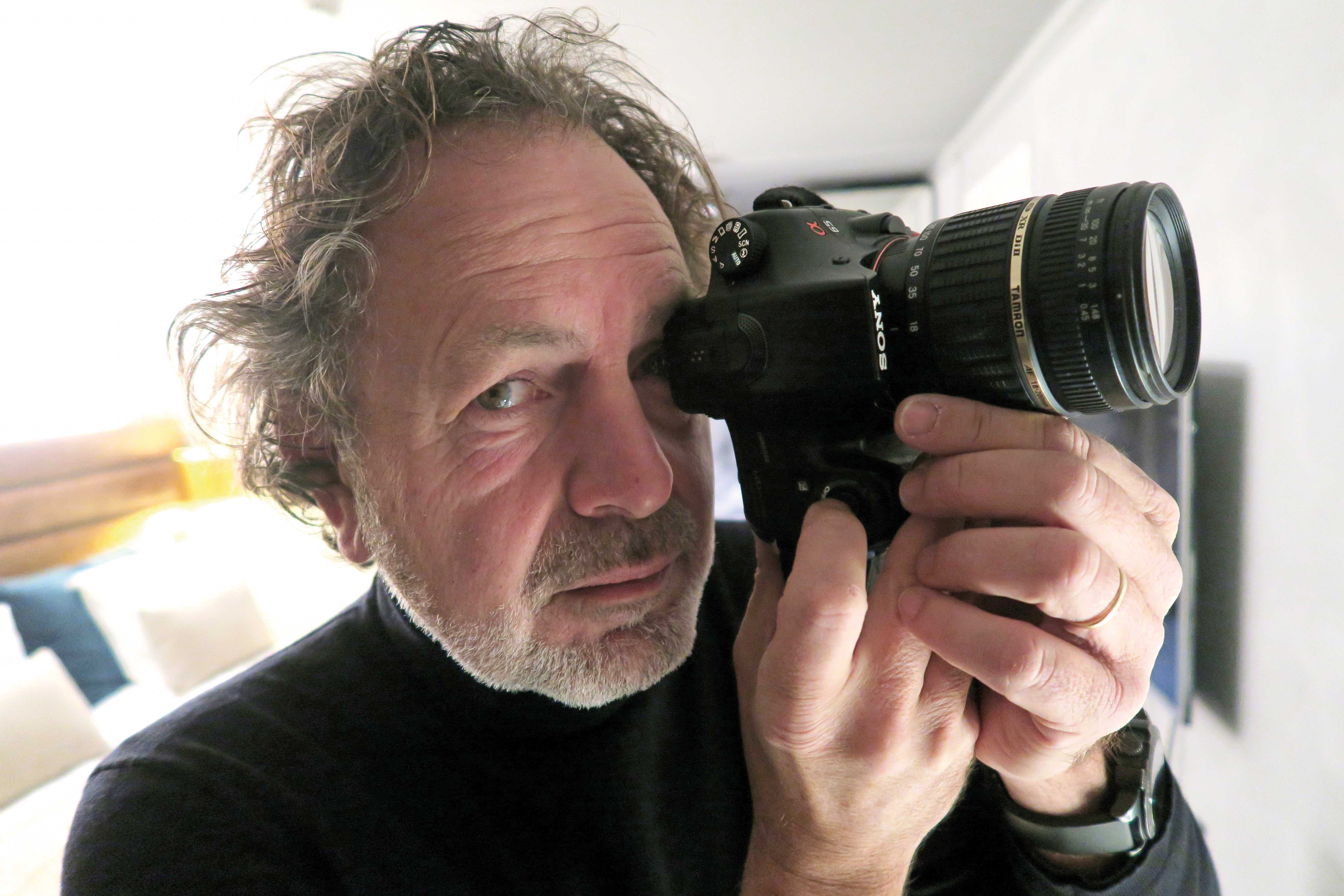 VERDEN RUNDT: Erwin Floor reiser verden rundt for å ta bilder av overflater som er malt med hans maling. − Vi lager maling som inspirerer, sier han. 