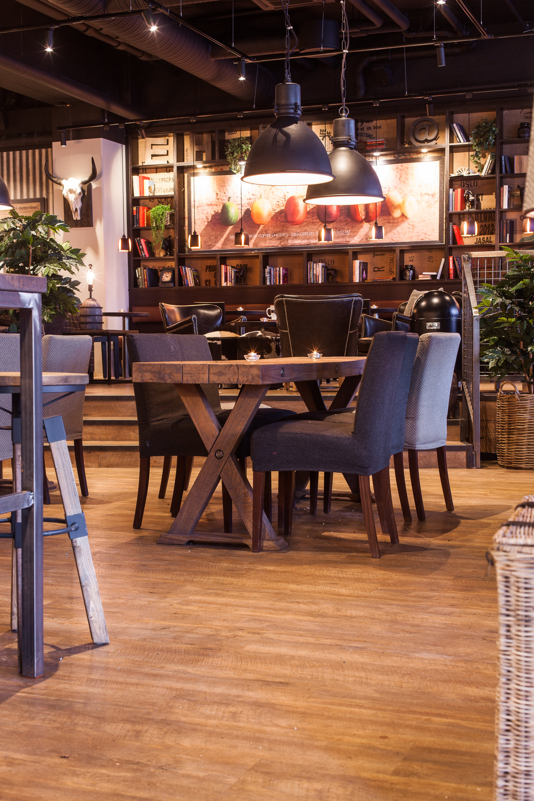 Eksklusivt: LVT-gulvet består av en backing/underside, et print (mønster) og et slitesjikt øverst, som er beregnet for offentlige rom. Gulvet, som ingen andre enn Espresso House har, rulles nå ut på mange av kaffebarene i Norge, Sverige og Finland.