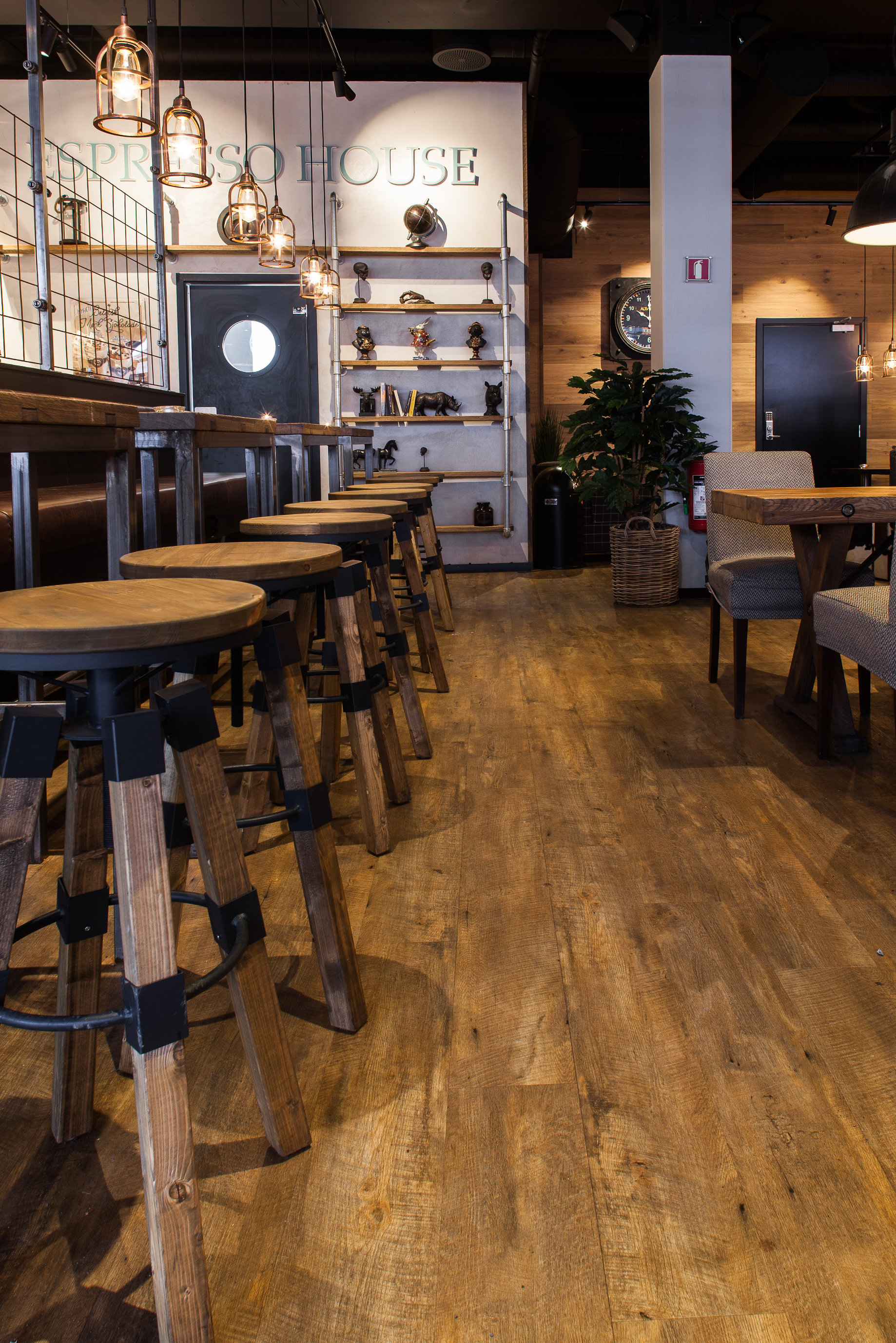 Ser ut som treverk: Gulvet både ser og kjennes ut som treverk. Det henger fint sammen med resten av interiøret, og bidrar til å skape en helhet i kaffebaren.