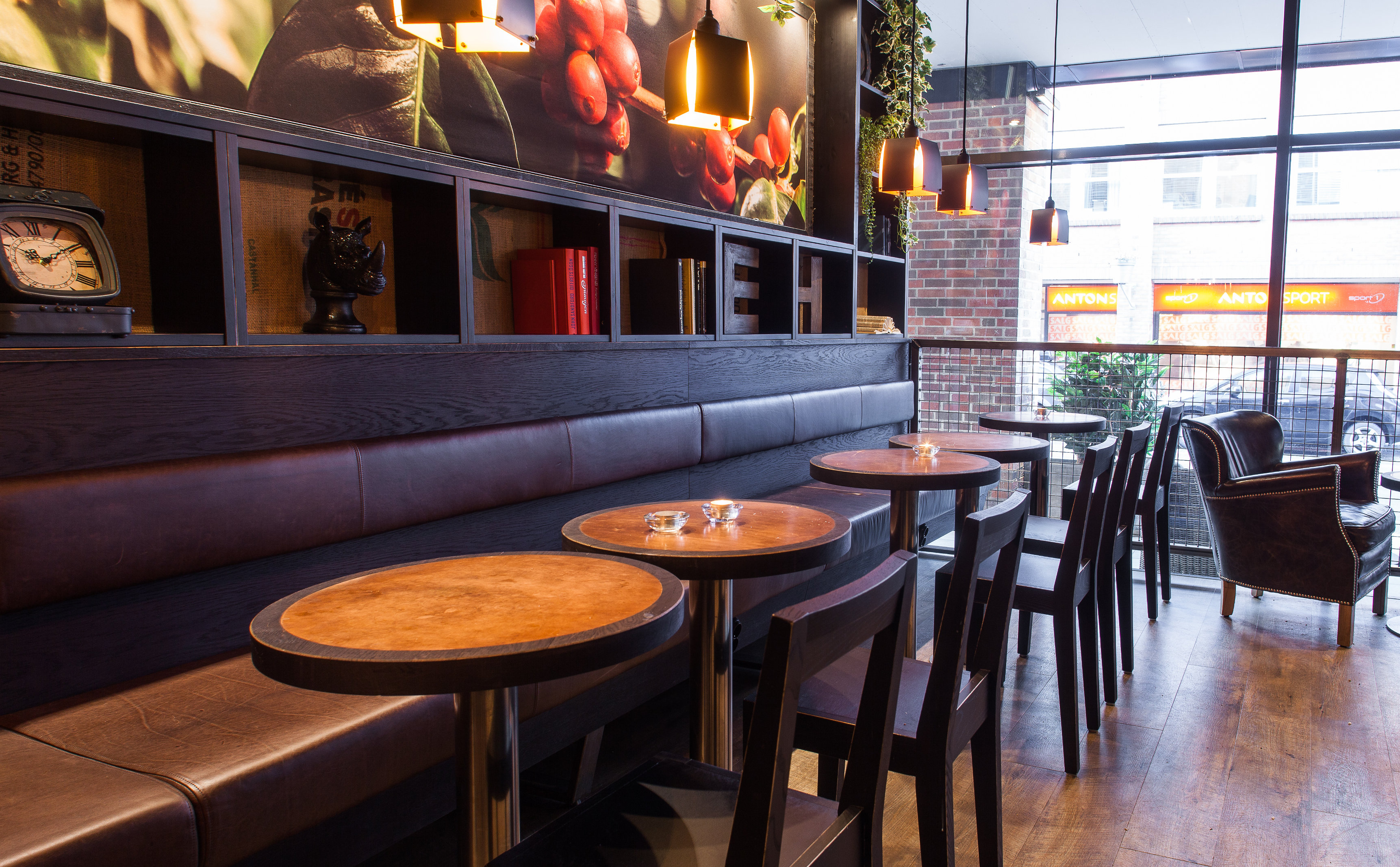 Skandinavisk: Espresso House er tilpasset skandinaviske kunder. Interiøret skaper et rustikt og hjemmekoselig uttrykk.