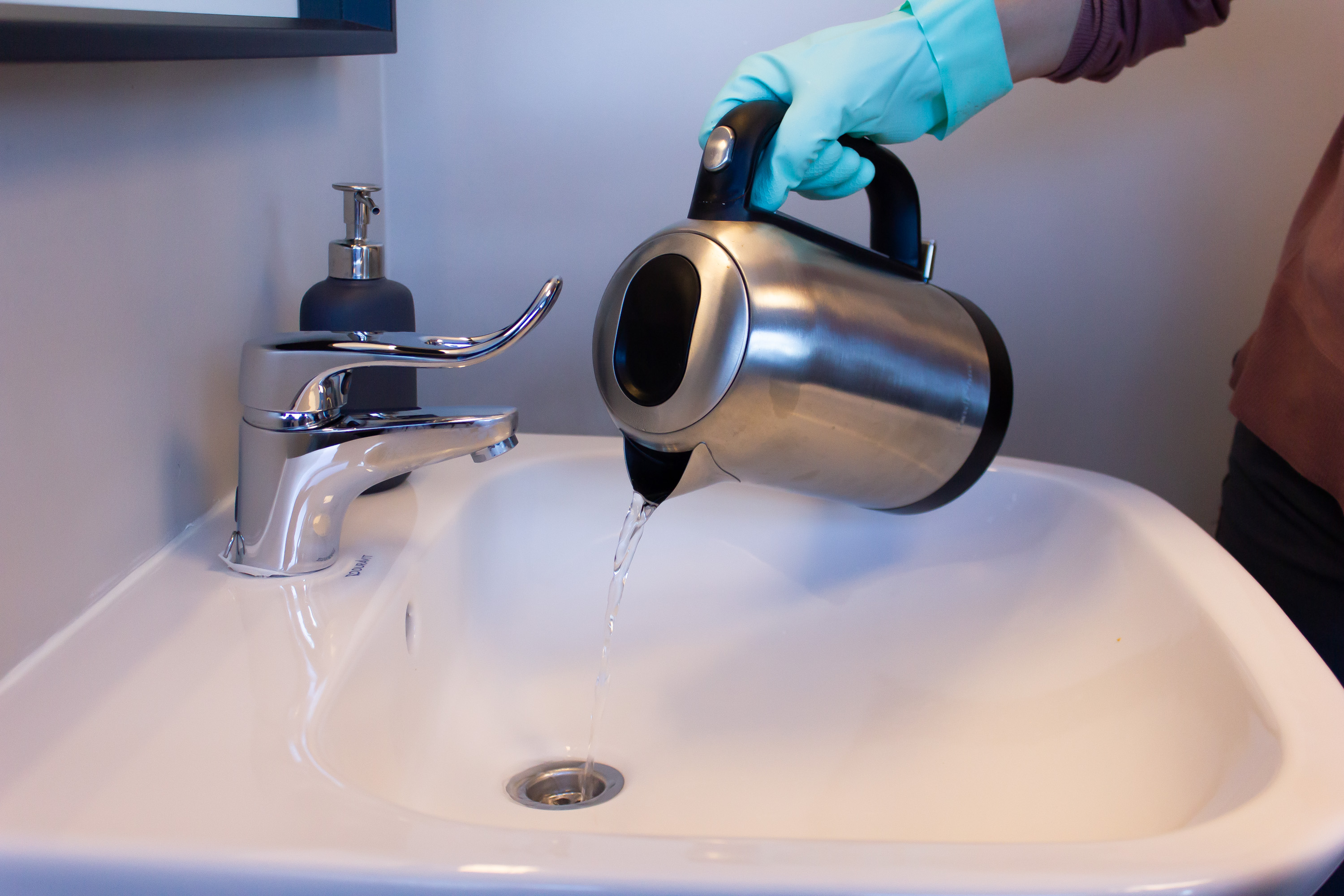 kokende vann helles i vasken etter Plumbo bruk