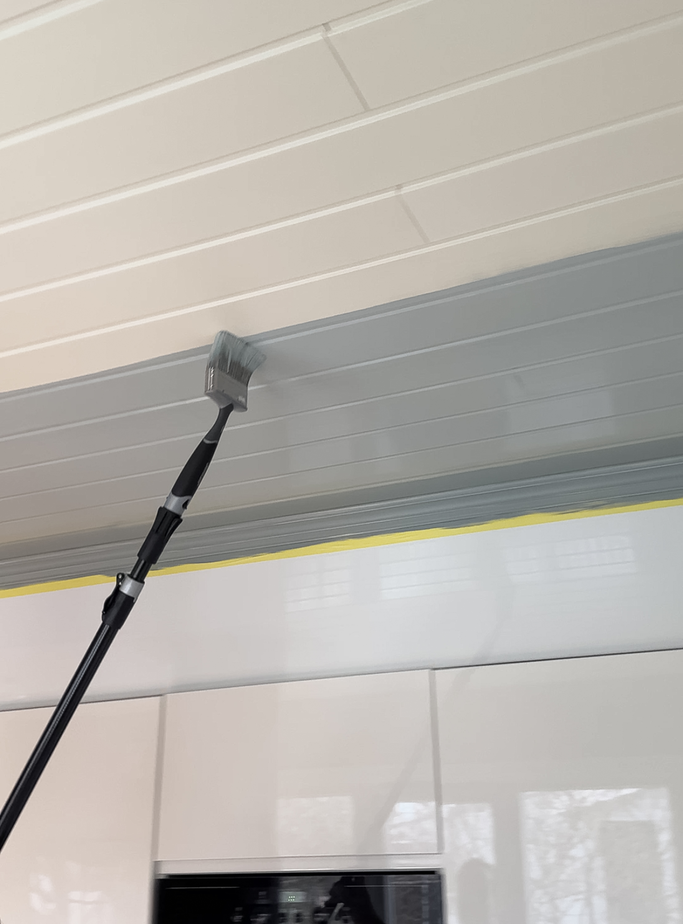 Paneltak etterstrykes med pensel etter rull er brukt.