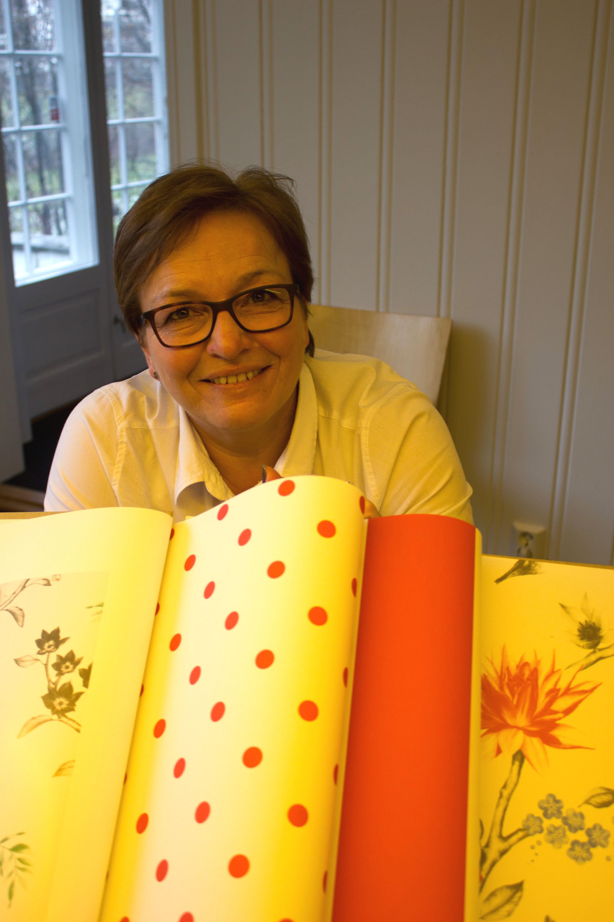 Eva Bakurowitz fra Fantasi Interiør viser at det er mange mønster som kan mikses i kolleksjonen.