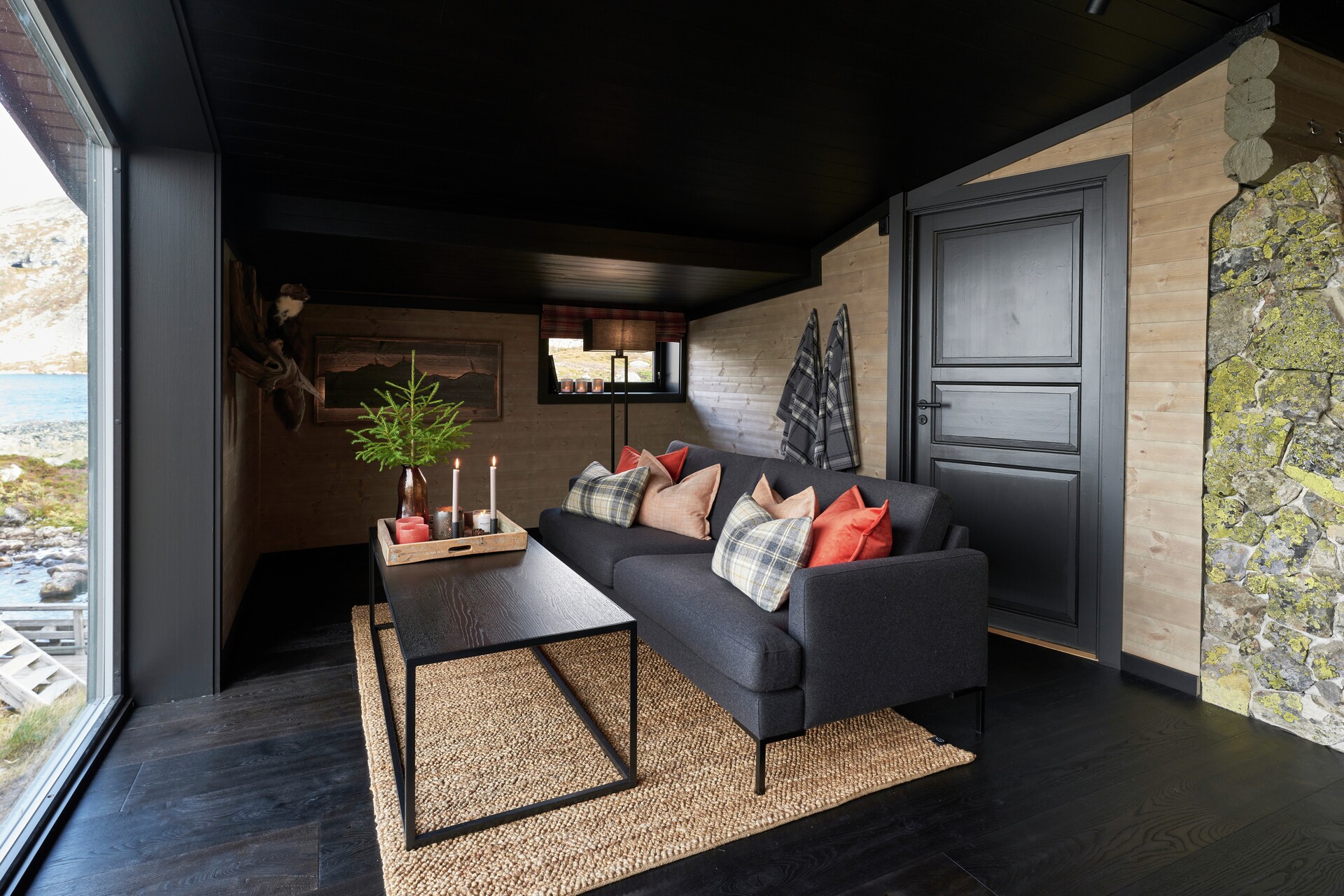 Naturfarget teppe i ull på mørkt gulv