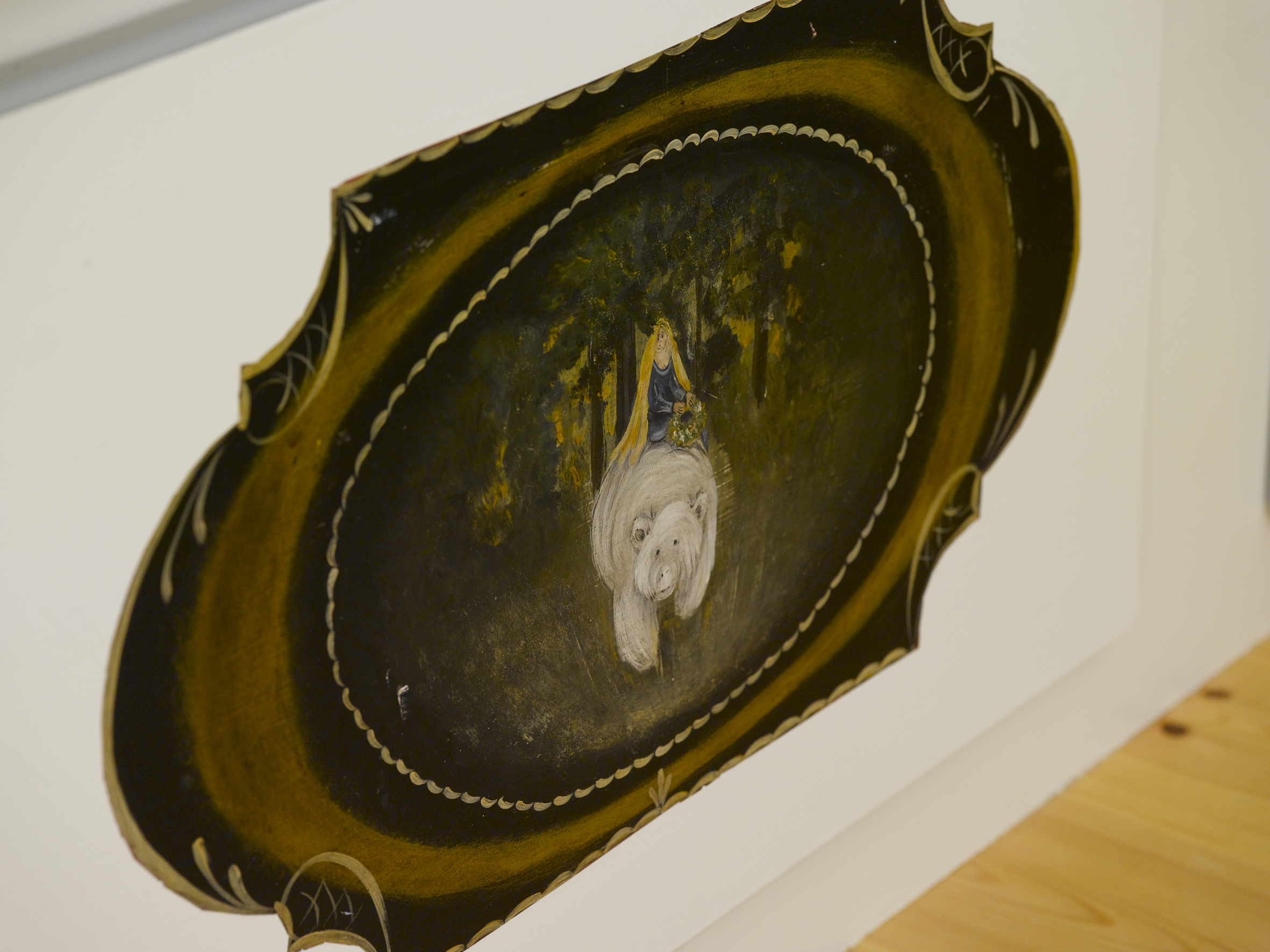 De vakre, håndmalte motivene bidrar til den gode atmosfæren i rommet.