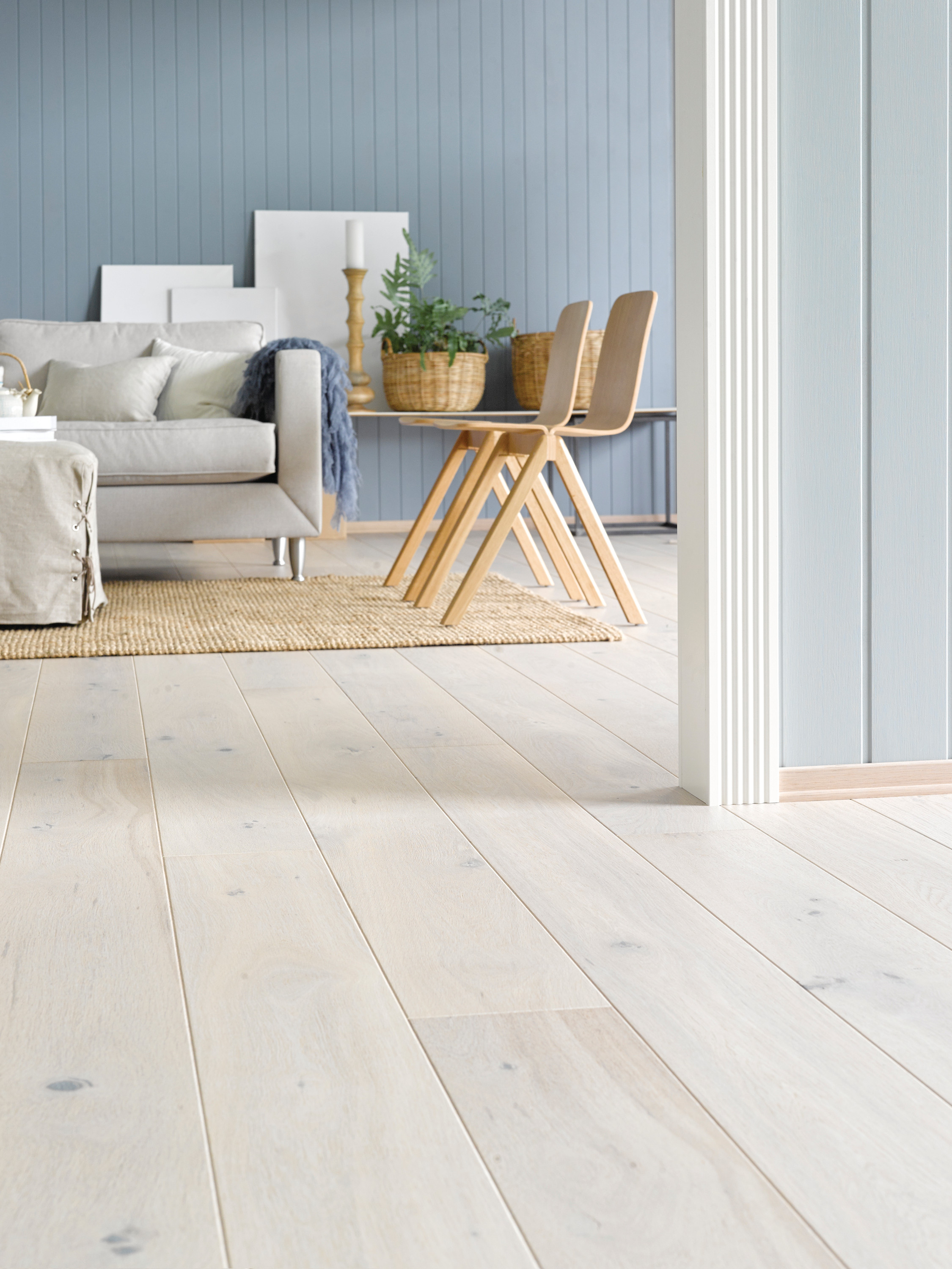 EKSKLUSIVT: SAGA Parkett selger mye av &laquo;SAGA Exclusive Pearl&raquo;, der hvert bord er 180 millimeter bredt. Overflaten er b&oslash;rstet for f&aring; frem trestrukturen og har en matt overflate.