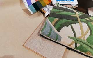TEPPE: Et teppe med palmemotiv blir et friskt innslag til en lys base. Her er det mange fine farger å spille videre på. Teppet Saderson Manila er fra InHouse Group.