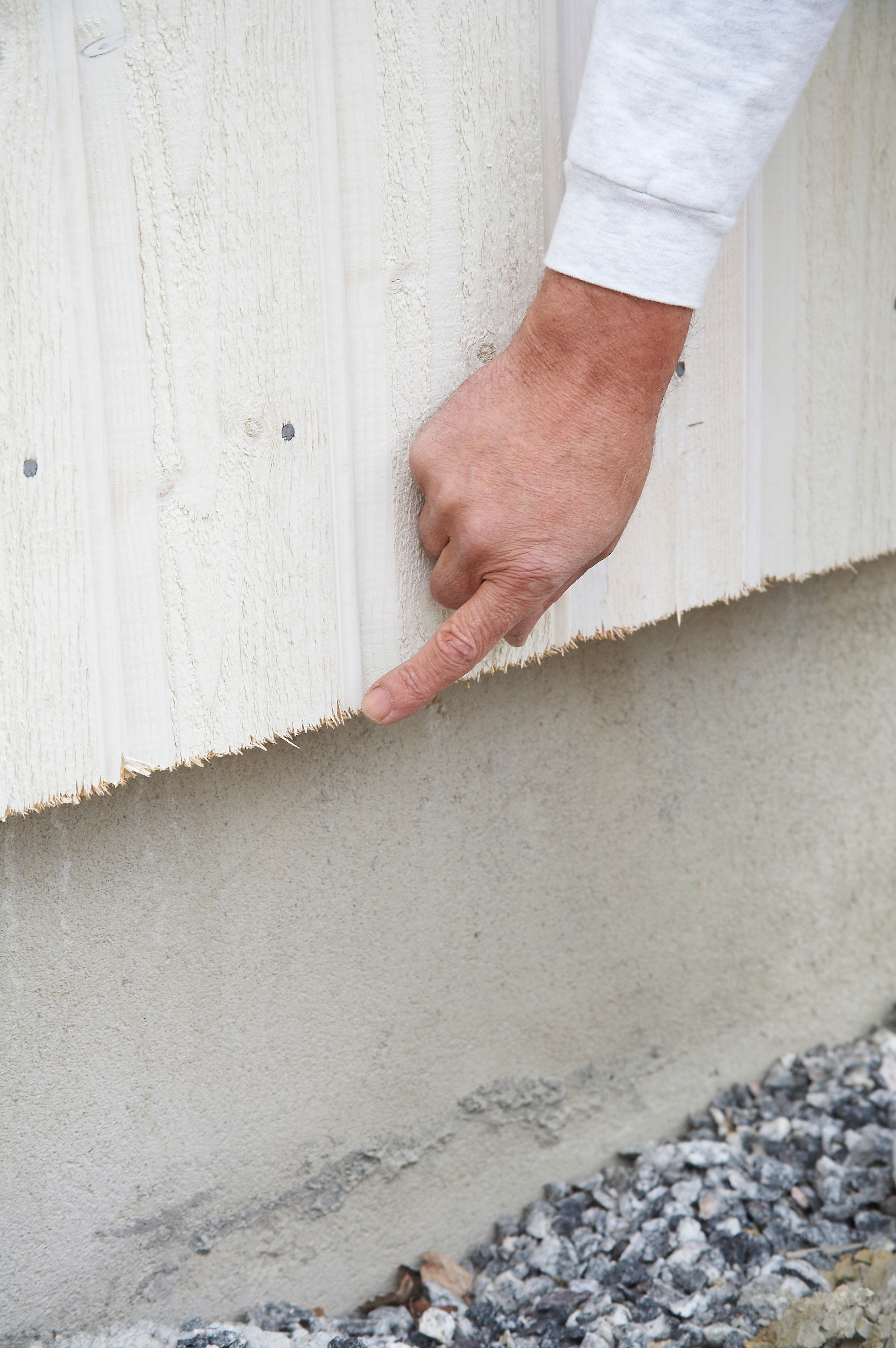 Alle kuttflater og spikerhull må grunnes ved montering. 