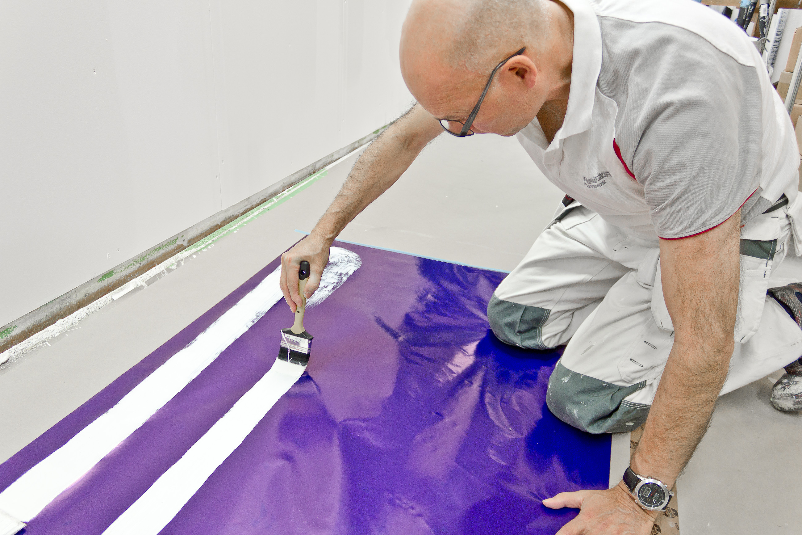 Åke Lundin er produktutvikler og tar frem og tester Jordans verktøy.