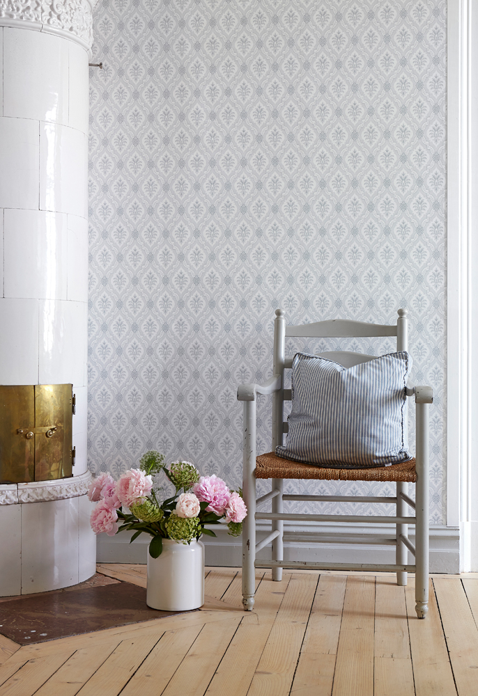 Lyst, landlig og vennlig med en mønstret tapet som er ypperlig til fire vegger. Tapet Falsterbo/Borge.