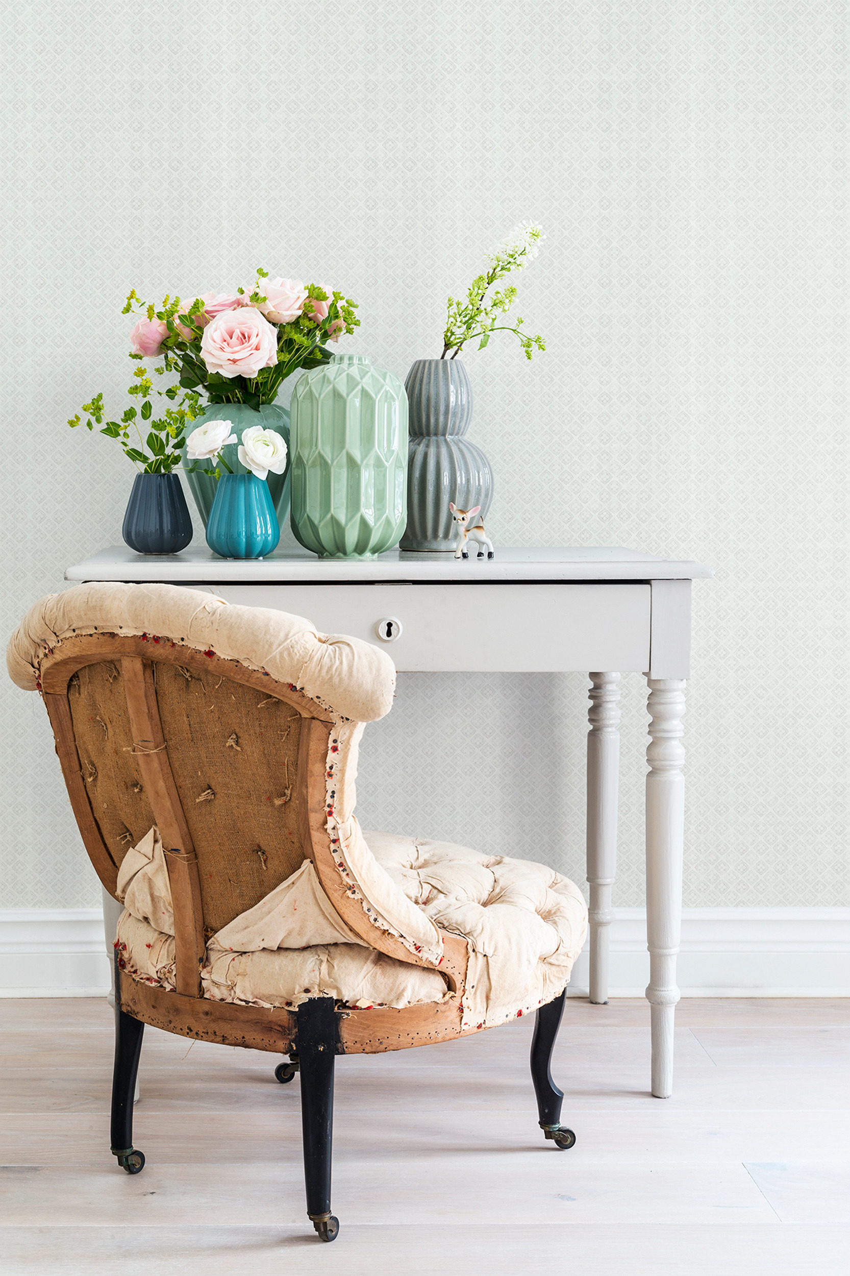 Underlag, samt farge og kvalitet på tapetet, er avgjørende for hvorvidt du bør grunne før du tapetserer.