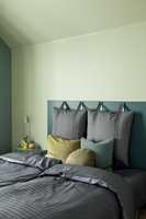 <b>ILLUSJON:</b> Lag en illusjon av en sengegavl bak veggen med maling. For ekstra effekt, kan du henge opp puter på veggen, både for syns skyld og for å gjøre det mer komfortabelt. (Foto: Butinox Interiør)