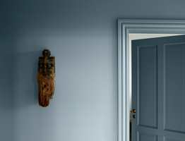 <b>HELHET:</b> Ved å male døren i samme farge som veggen, får du en god helhet i rommet, uten skarpe kontraster. Fargen er er Turkish Blue fra Flügger.