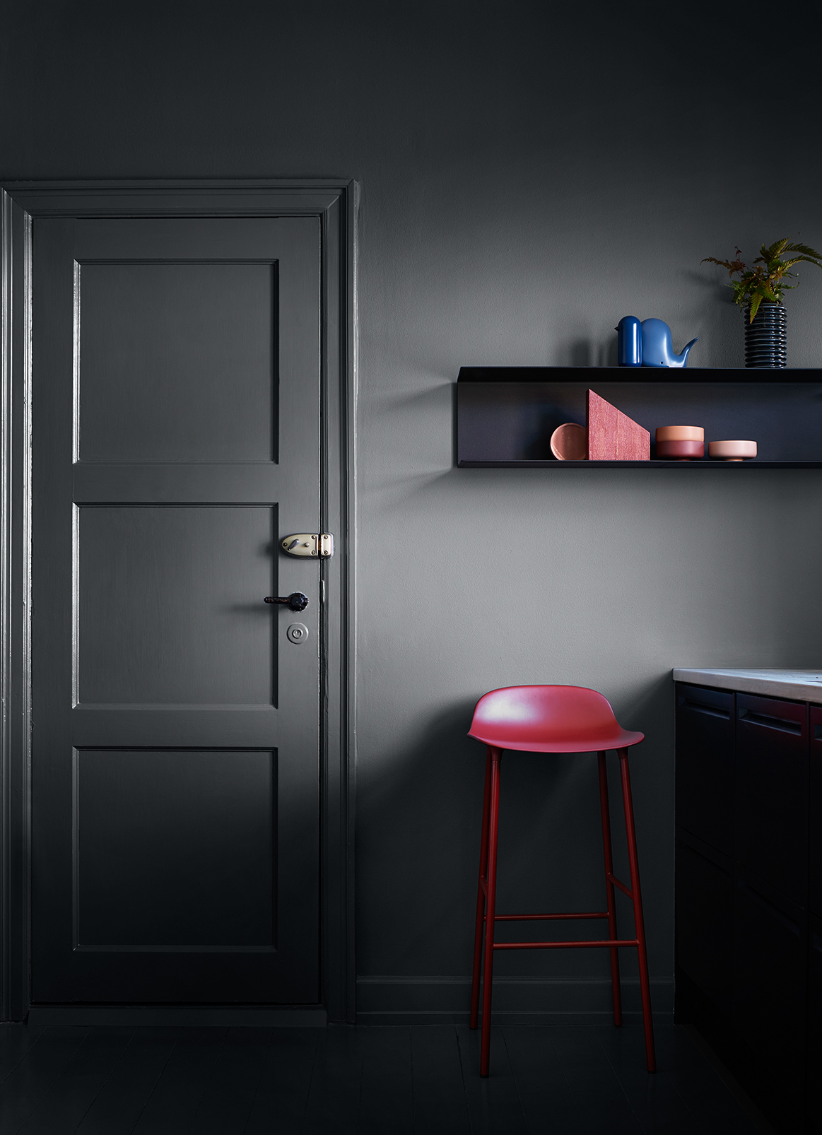 Mørk grå dør og vegg