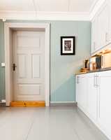 GULV: I et gammelt hus med malt gulv passer det at gulvlisten er i samme farge.