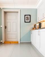 <b>GULV:</b> I et gammelt hus med malt gulv passer det at gulvlisten er i samme farge.