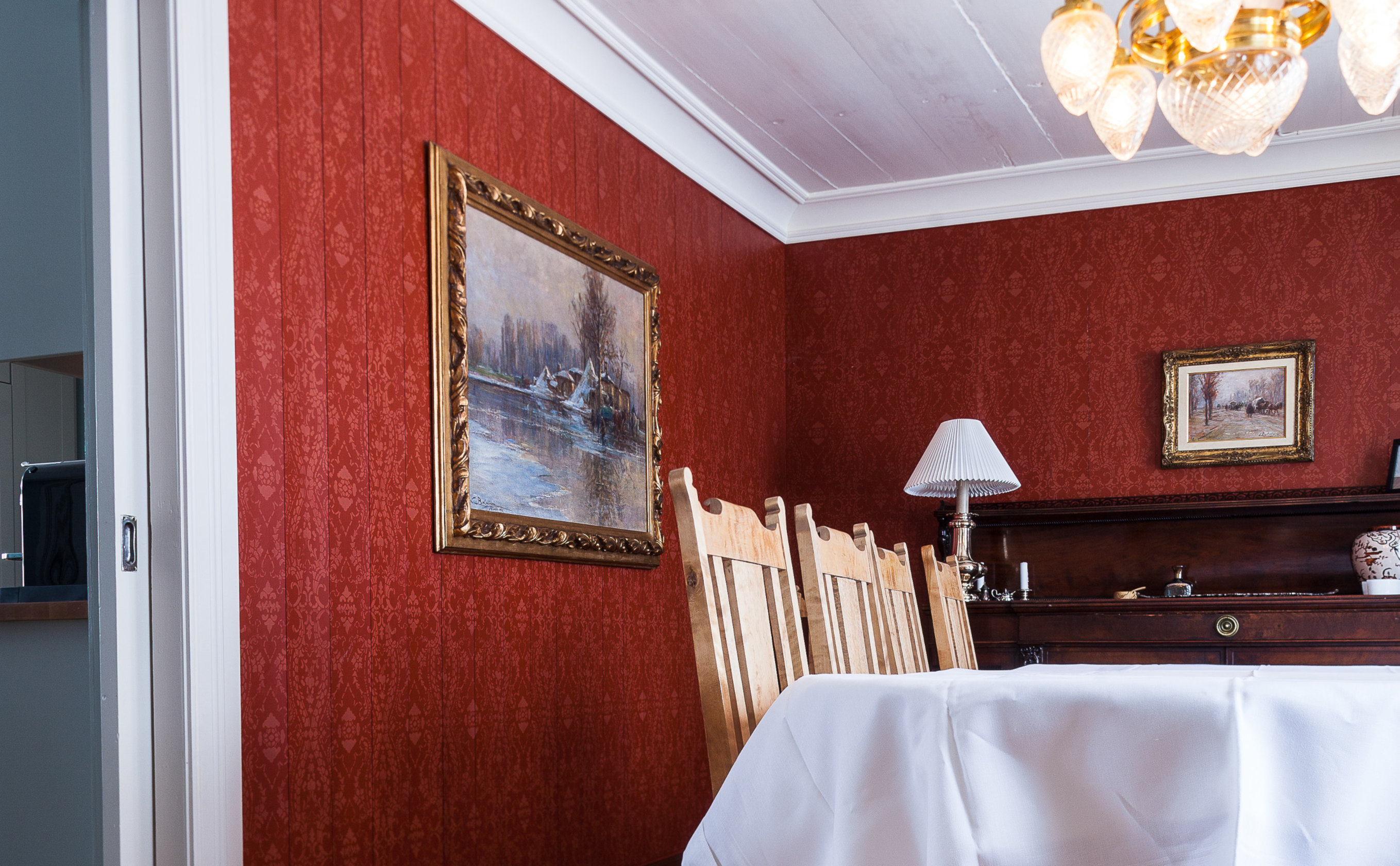 Farge på veggene løfter kunsten 