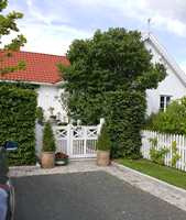 <b>HARMONI:</b> Porten og stakittet rammer inn huset og hagen på en harmonisk måte.