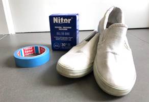 SLITNE TØYSKO:  Lyse tøysko som har blitt grå og skitne kan reddes med tøyfarge. Husk å vaske skoene godt før farging så det ikke blir skjolder, og slik at fargen sitter bedre.